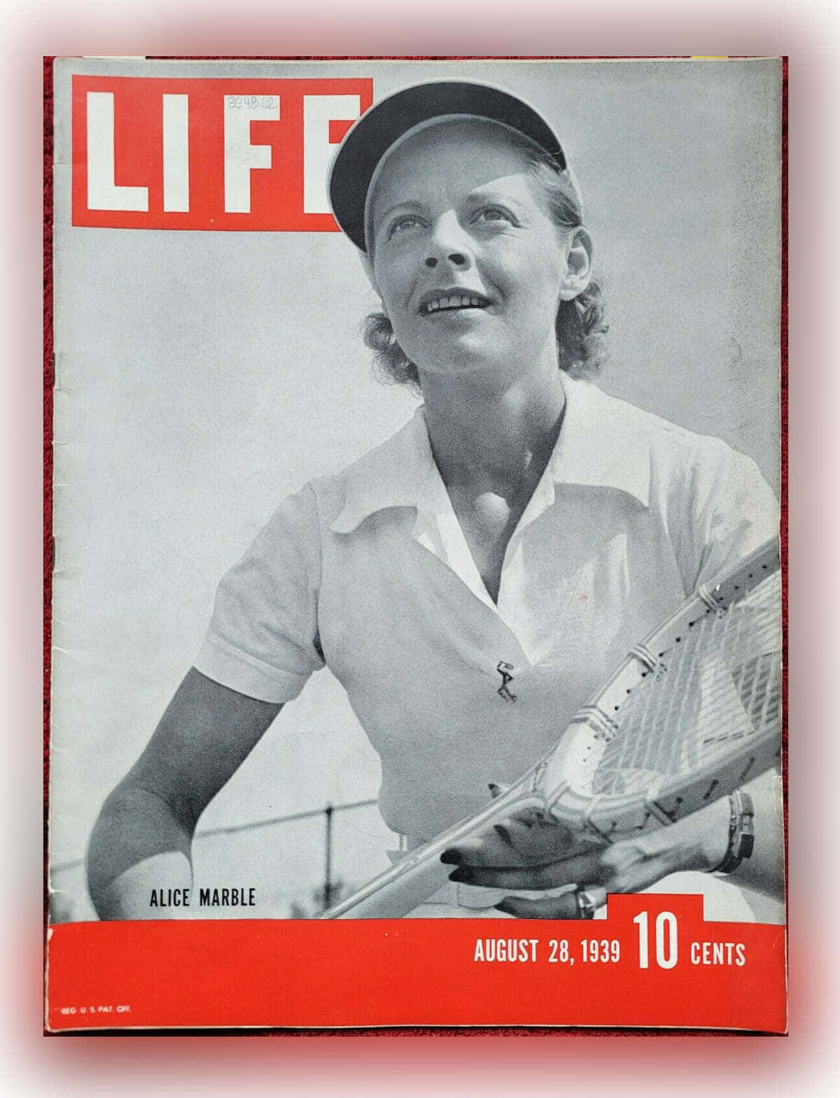 Tennis 桌布 壁紙 — 復古LIFE雜誌封面，網球選手Alice Marble微笑著手持球拍。