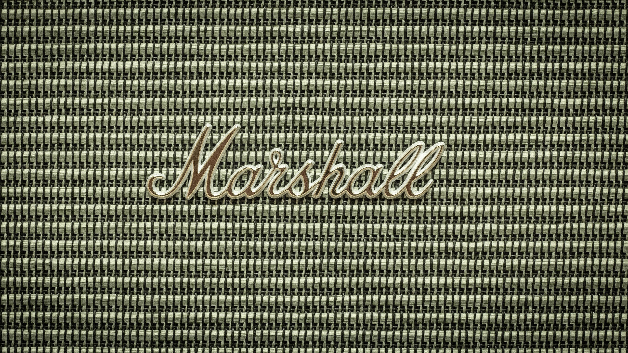 Marshall 桌布 壁紙 — 復古Marshall擴音器格柵的特寫，帶有金屬標誌，背景為紋理織物。