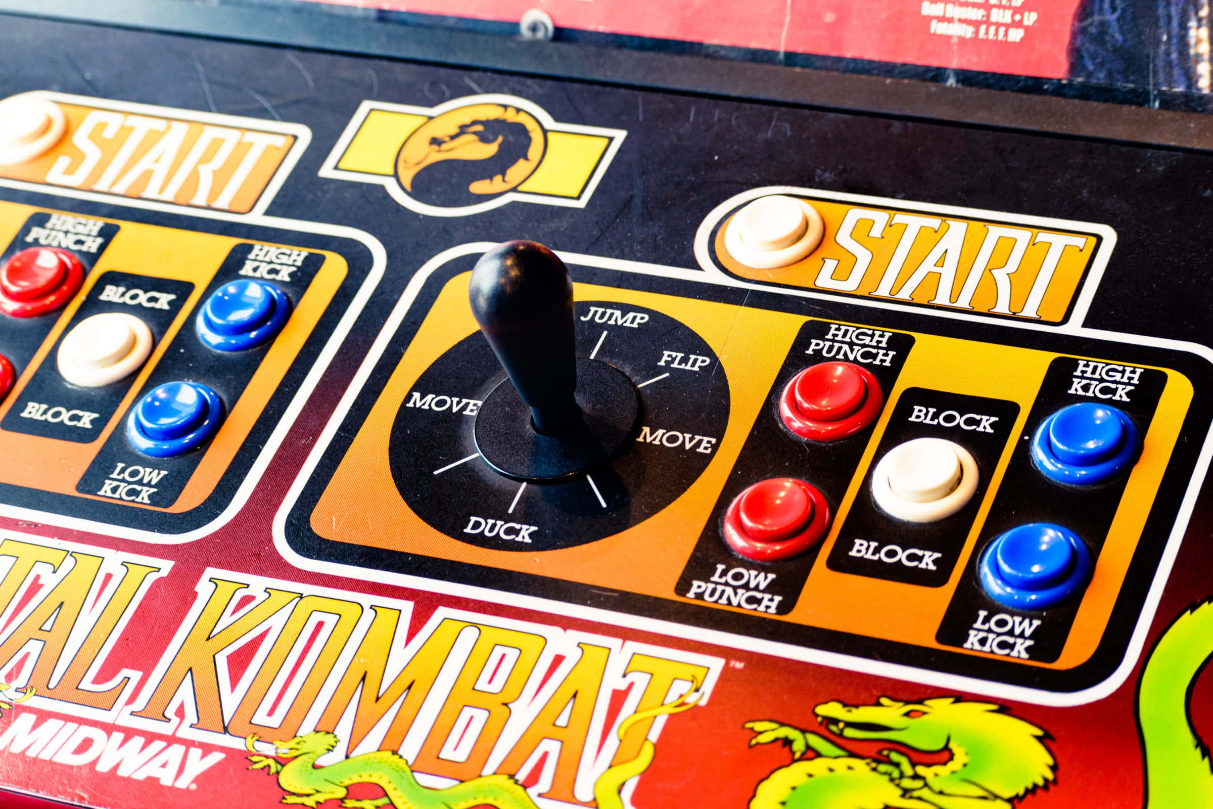 Arcade Games 桌布 壁紙 — 復古Mortal Kombat街機遊戲控制面板的特寫，帶有操縱桿和彩色按鈕。