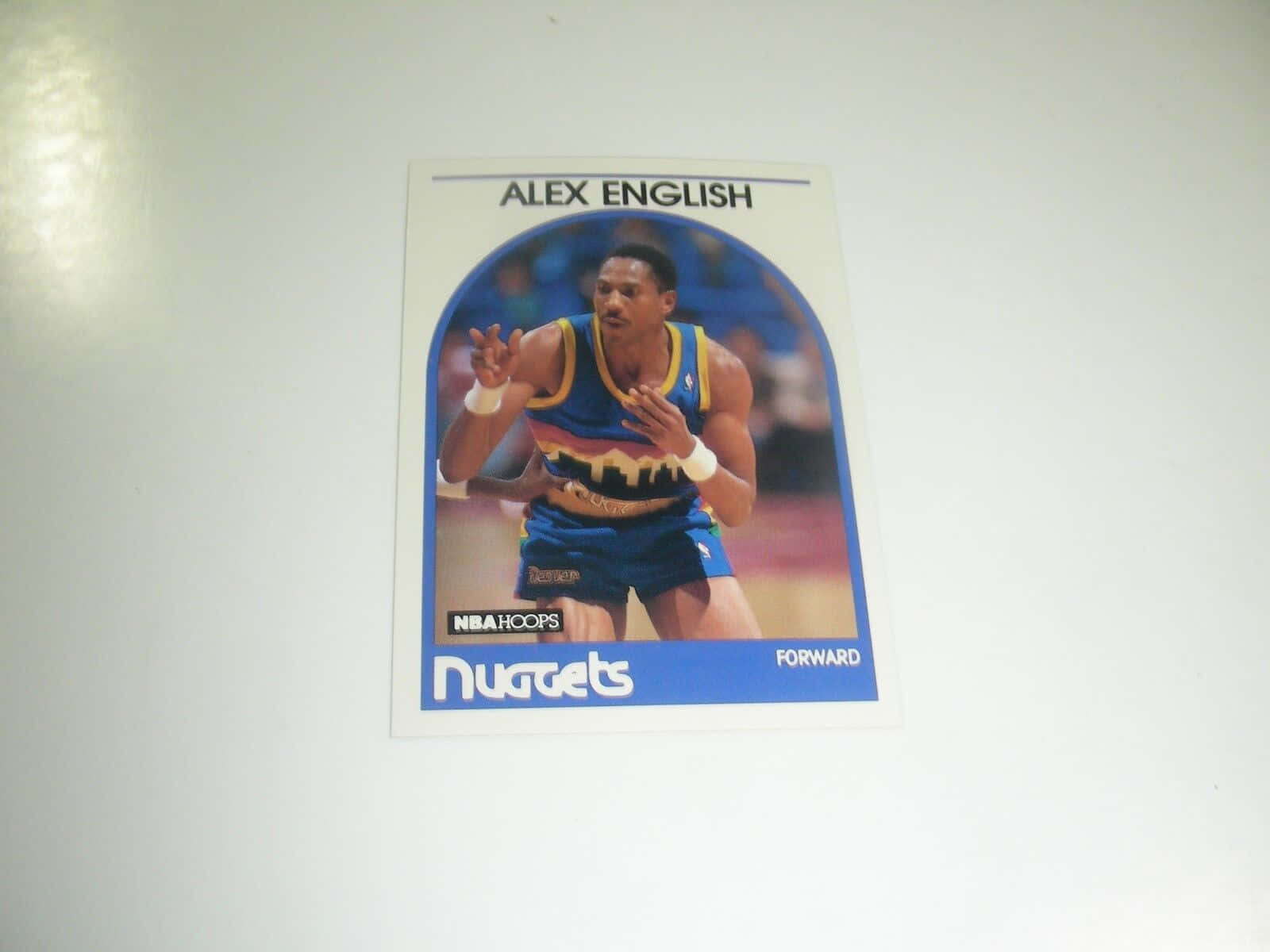 籃球 桌布 壁紙 — 復古NBA Hoops交易卡，展示Alex English身穿丹佛金塊隊球衣，在純白表面上進行動作。