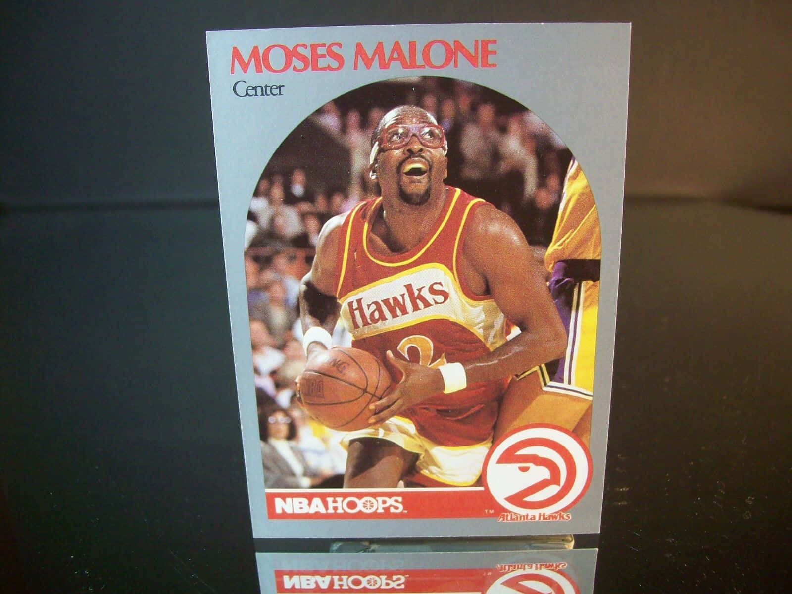 Man 桌布 壁紙 — 復古NBA Hoops交易卡，展示Moses Malone身穿亞特蘭大老鷹隊球衣運球，背景有觀眾。