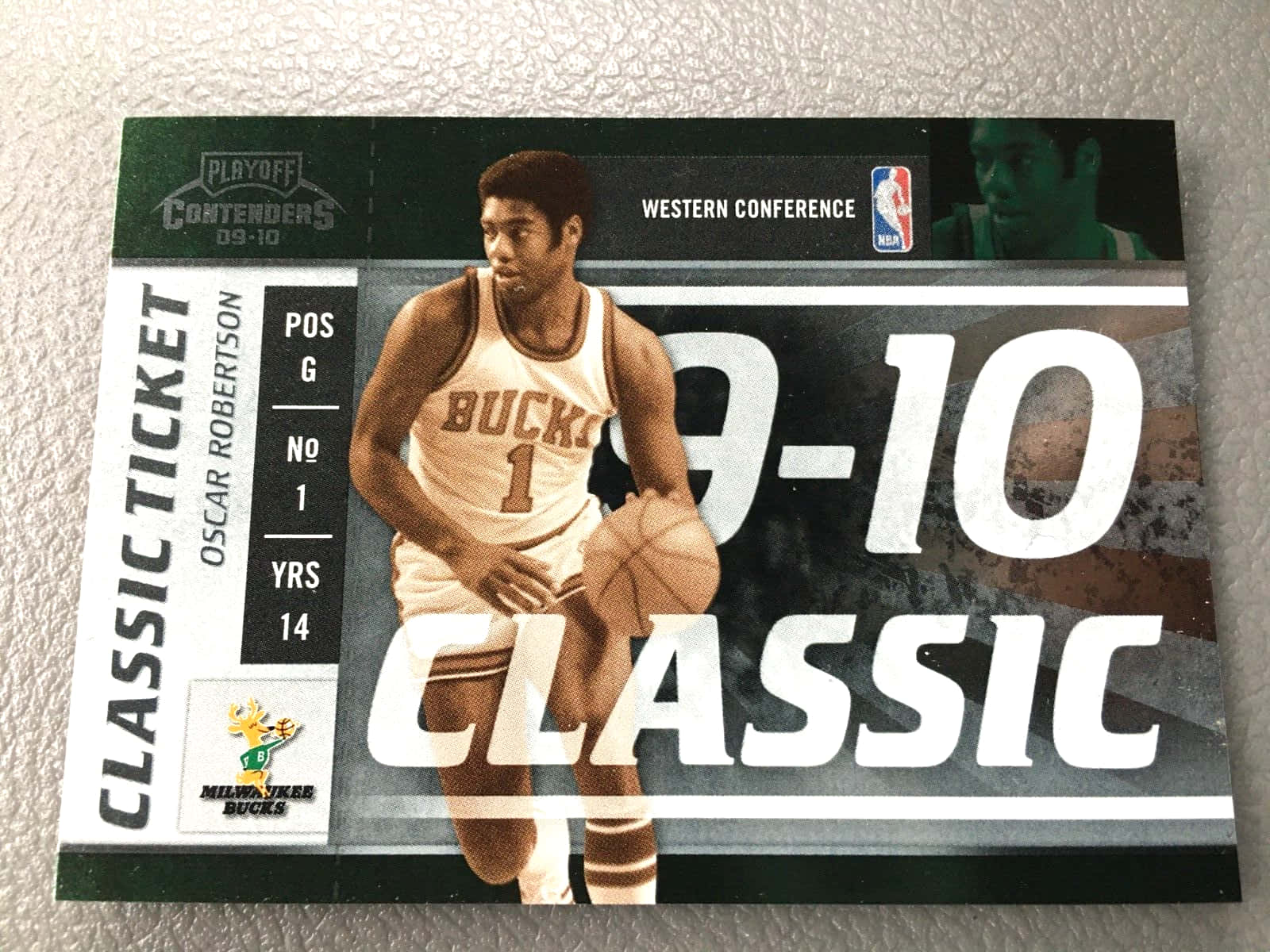 NBA 桌布 壁紙 — 復古NBA球員卡，展示身穿密爾瓦基公鹿隊球衣的奧斯卡·羅伯森，在紋理灰色背景前手持籃球。