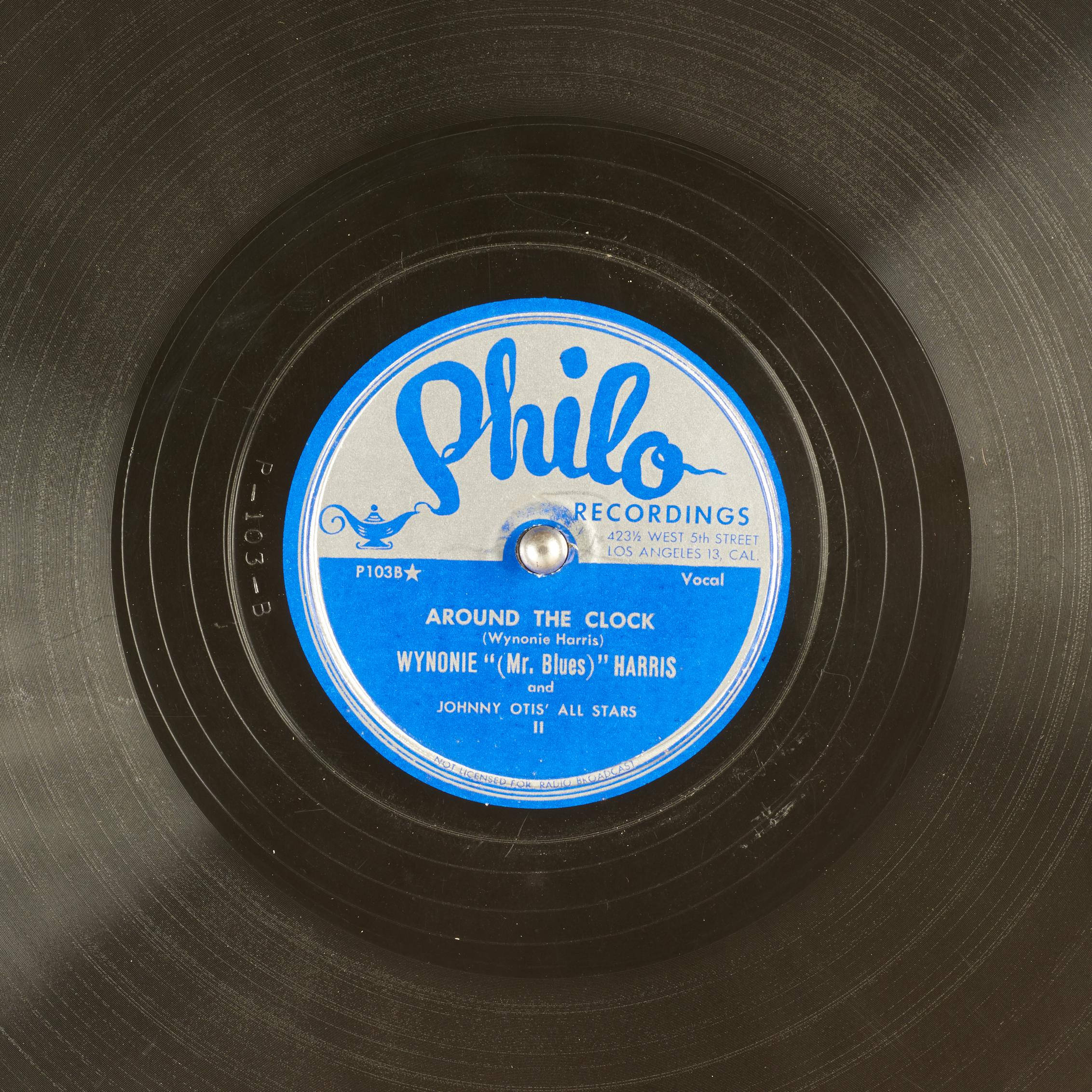 vinyl 桌布 壁紙 — 復古Philo Records黑膠唱片標籤特寫，黑色唱片上帶有藍白標籤，顯示Wynonie Harris和Johnny Otis All Stars。