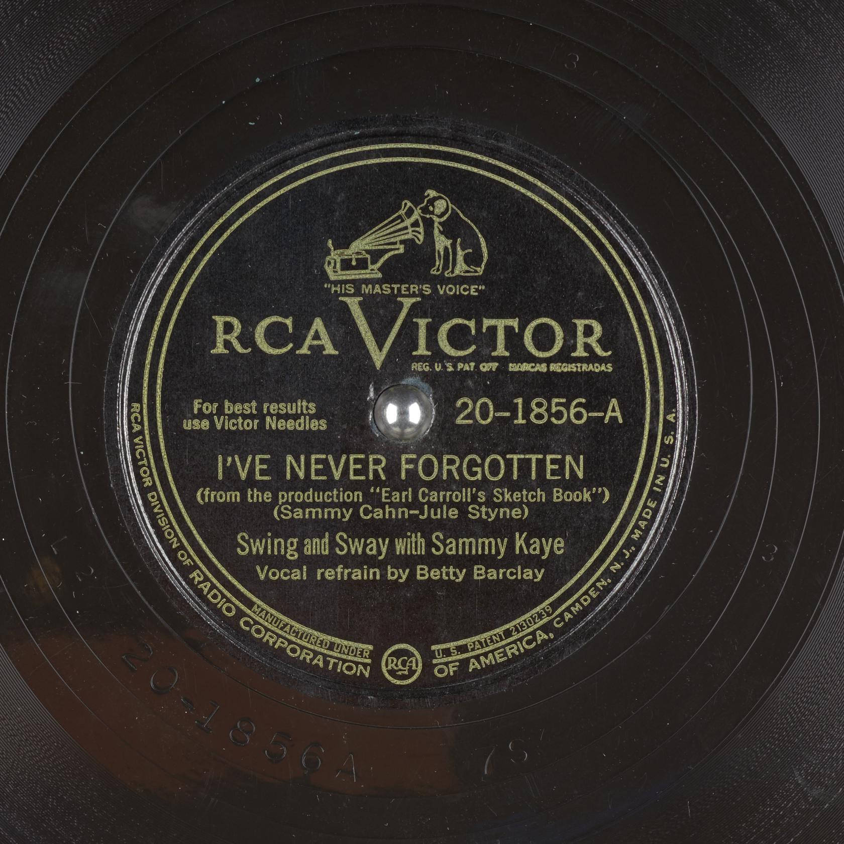 vinyl 桌布 壁紙 — 復古RCA Victor 78轉黑膠唱片標籤特寫，金色文字和狗標誌在黑色唱片上。