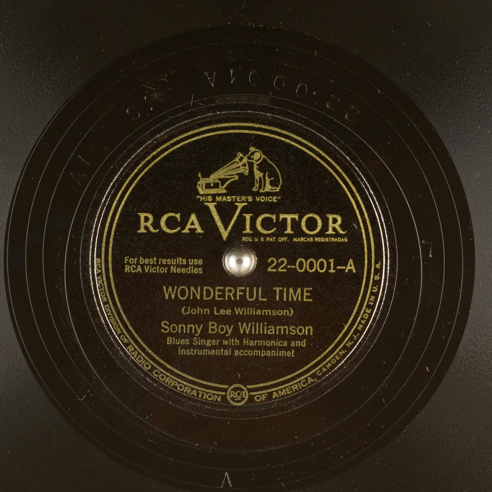 song 桌布 壁紙 — 復古RCA Victor黑膠唱片標籤特寫，帶有金色文字和Nipper狗標誌。