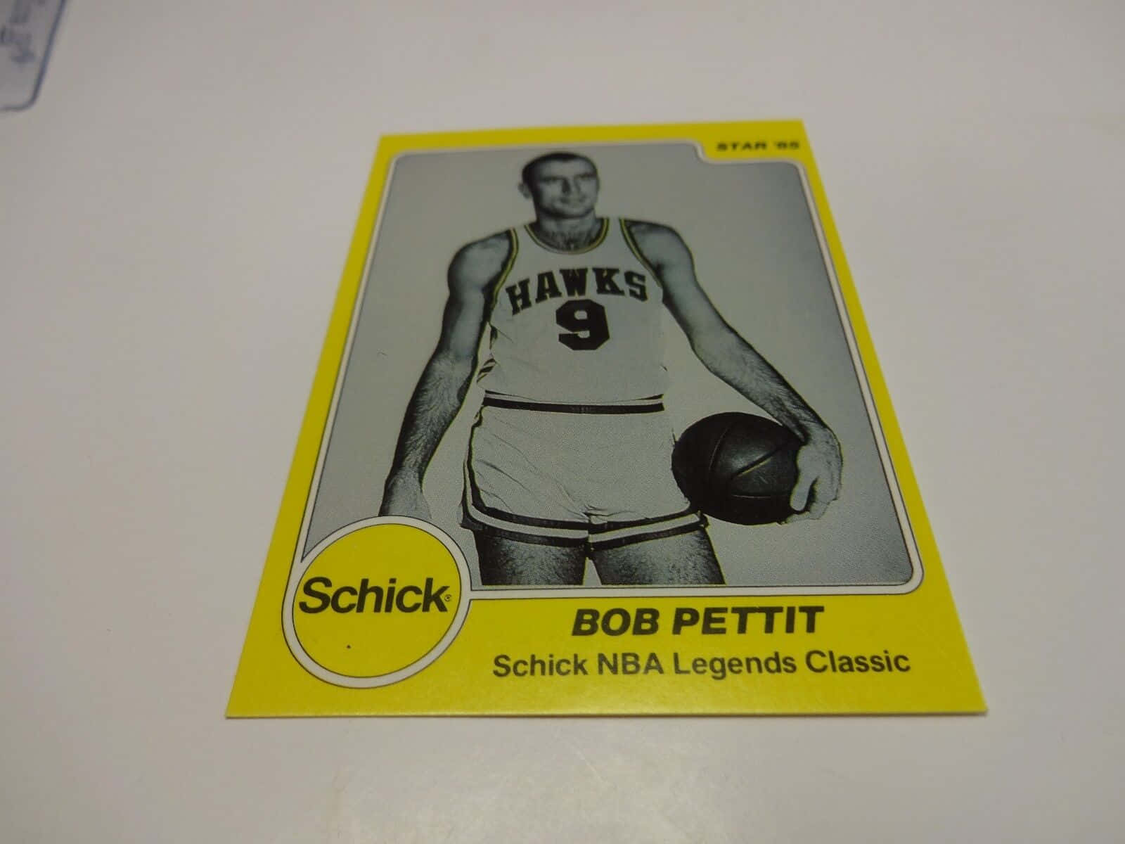 card 桌布 壁紙 — 復古Schick NBA Legends Classic球星卡，展示身穿老鷹隊球衣、手持籃球的Bob Pettit。