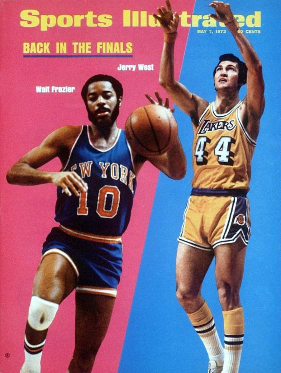 NBA 桌布 壁紙 — 復古Sports Illustrated封面，展示籃球運動員沃爾特·弗雷澤和傑里·韋斯特在粉紅色和藍色背景上的動態姿勢。