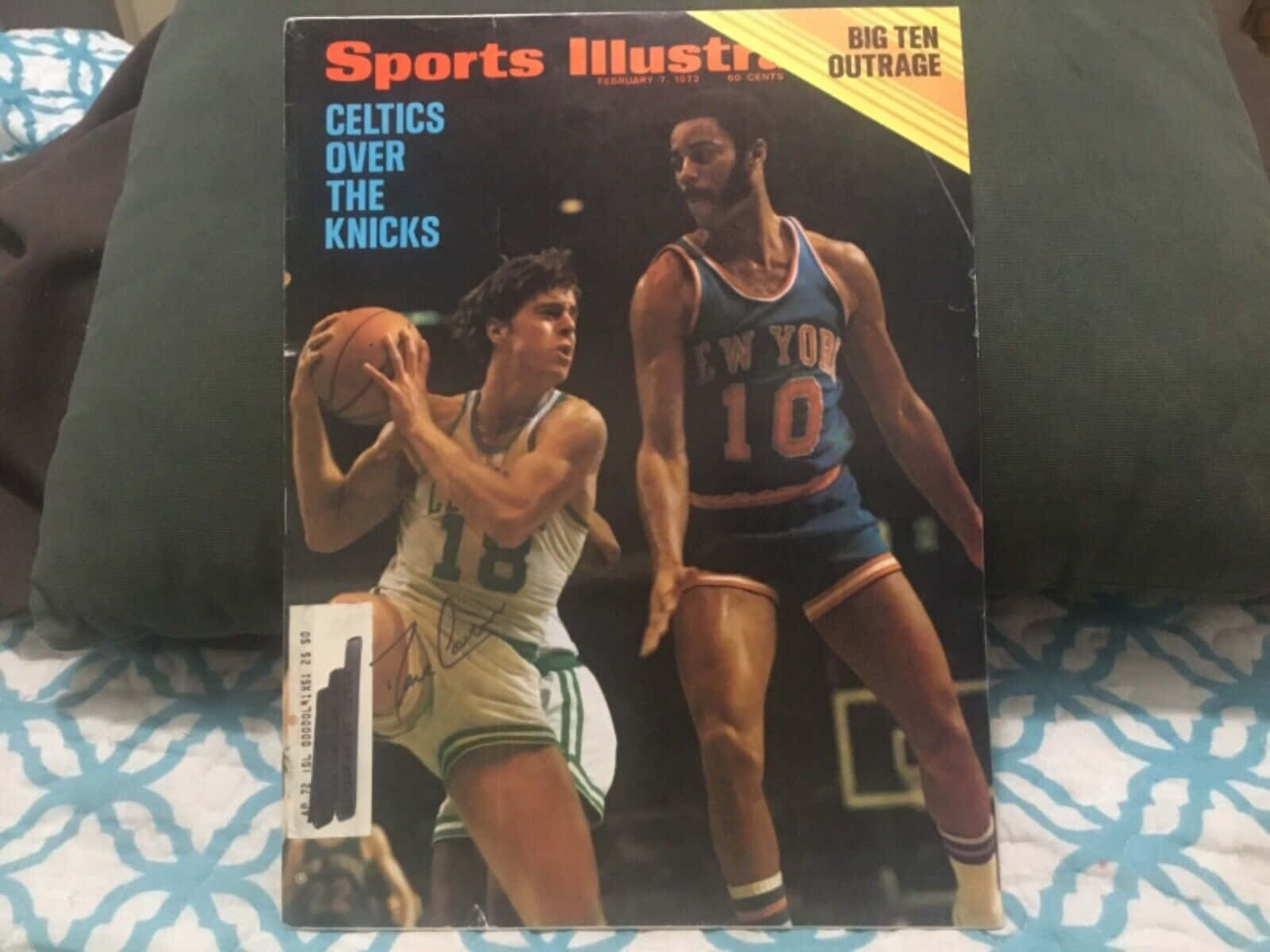 復古Sports Illustrated雜誌封面，展示兩名籃球運動員在比賽中。 — NBA 壁紙