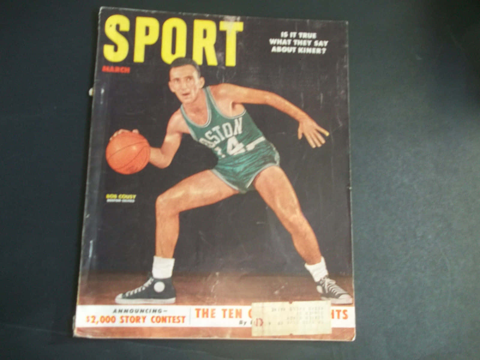 籃球 桌布 壁紙 — 復古SPORT雜誌封面，展示身穿綠色波士頓塞爾提克球衣的籃球運動員Bob Cousy在深色背景下運球。
