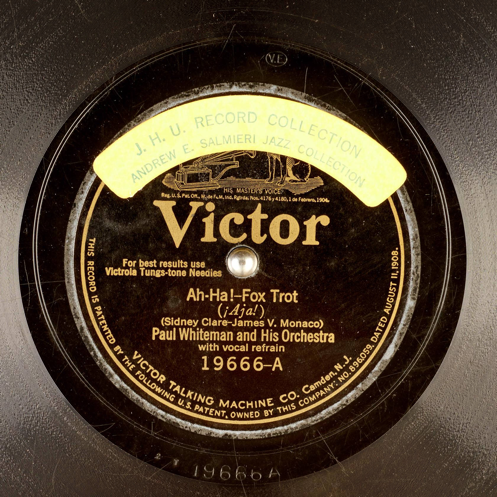 vinyl 桌布 壁紙 — 復古Victor唱片標籤的特寫，黃色貼紙和金色文字在黑色黑膠唱片上。