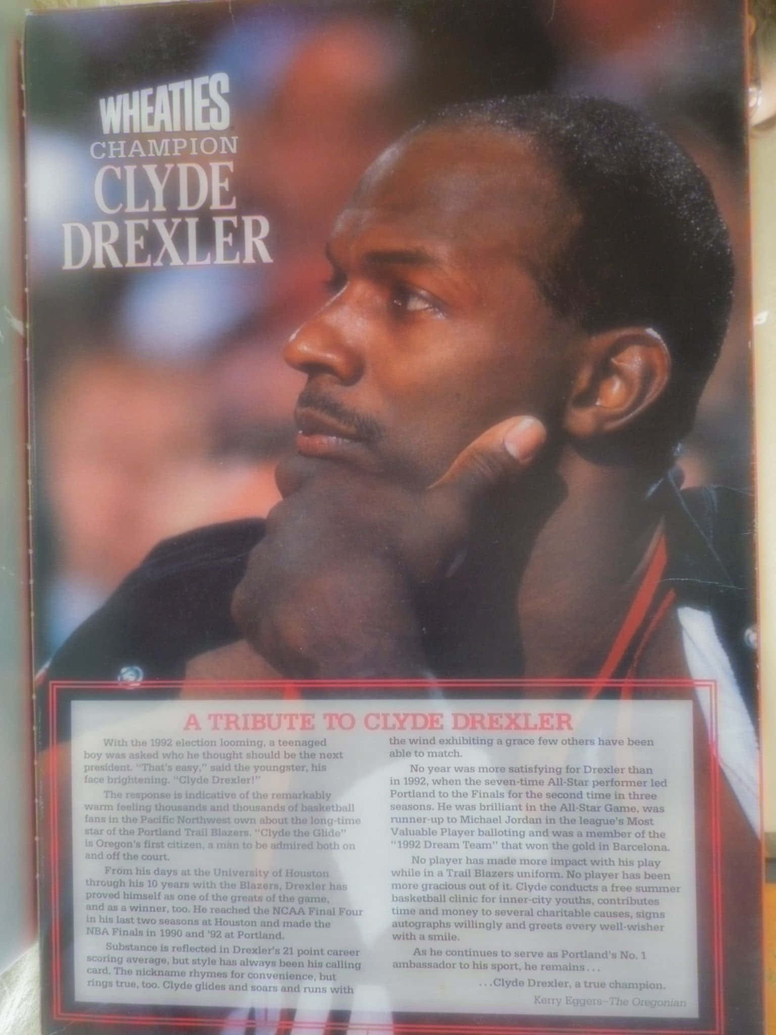 籃球 桌布 壁紙 — 復古Wheaties穀物盒， featuring Clyde Drexler，粗體字體，下方有致敬文字。