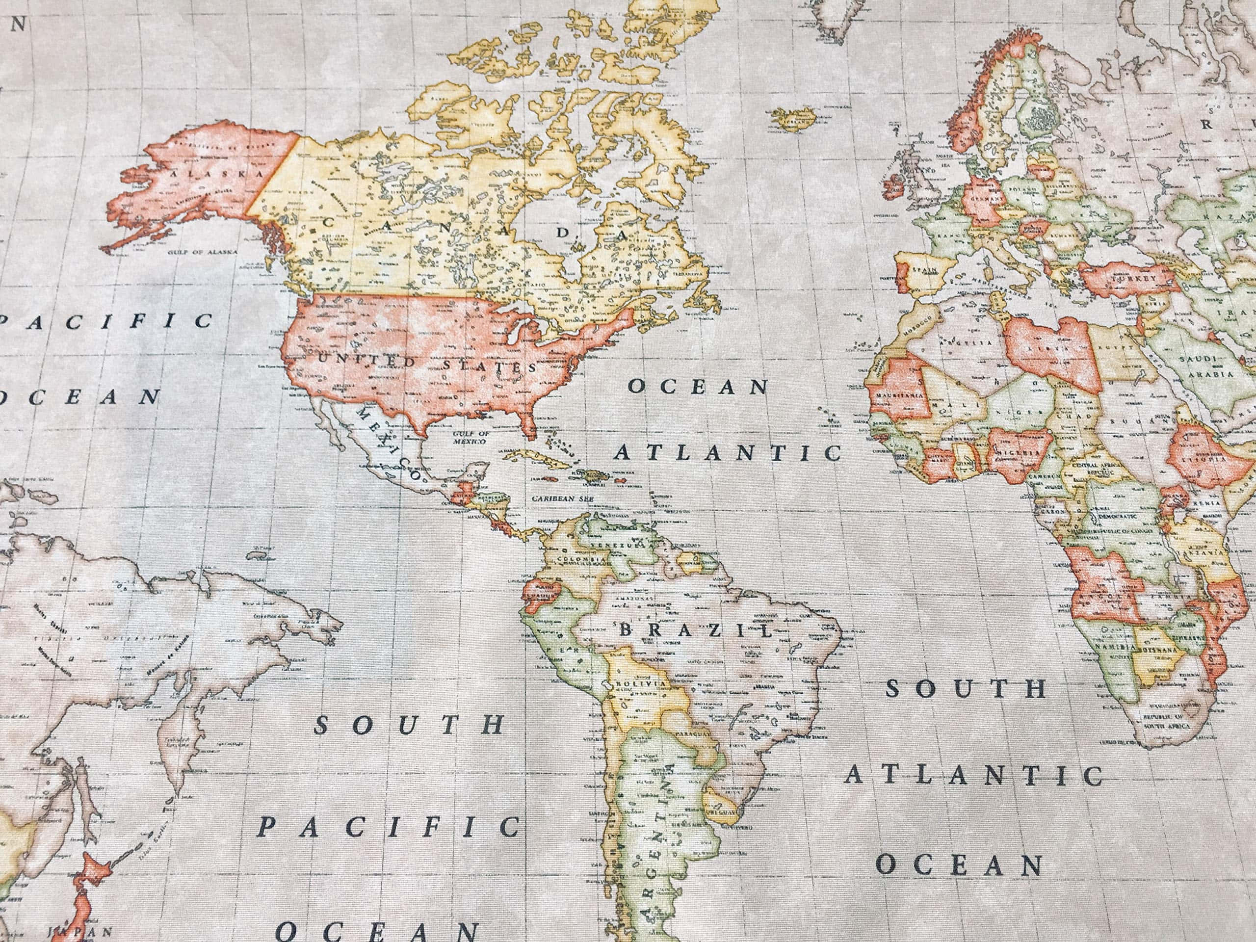 World Map Aesthetic 桌布 壁紙 — 復古世界地圖桌布，帶有褪色和網格線，顯示大陸和海洋。