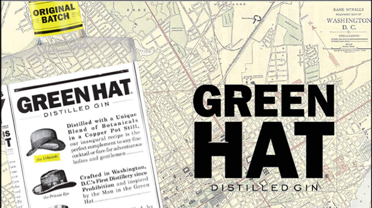 Green Hat 桌布 壁紙 — 復古地圖背景，帶有醒目的綠色帽子琴酒品牌、產品細節和帽子插圖。