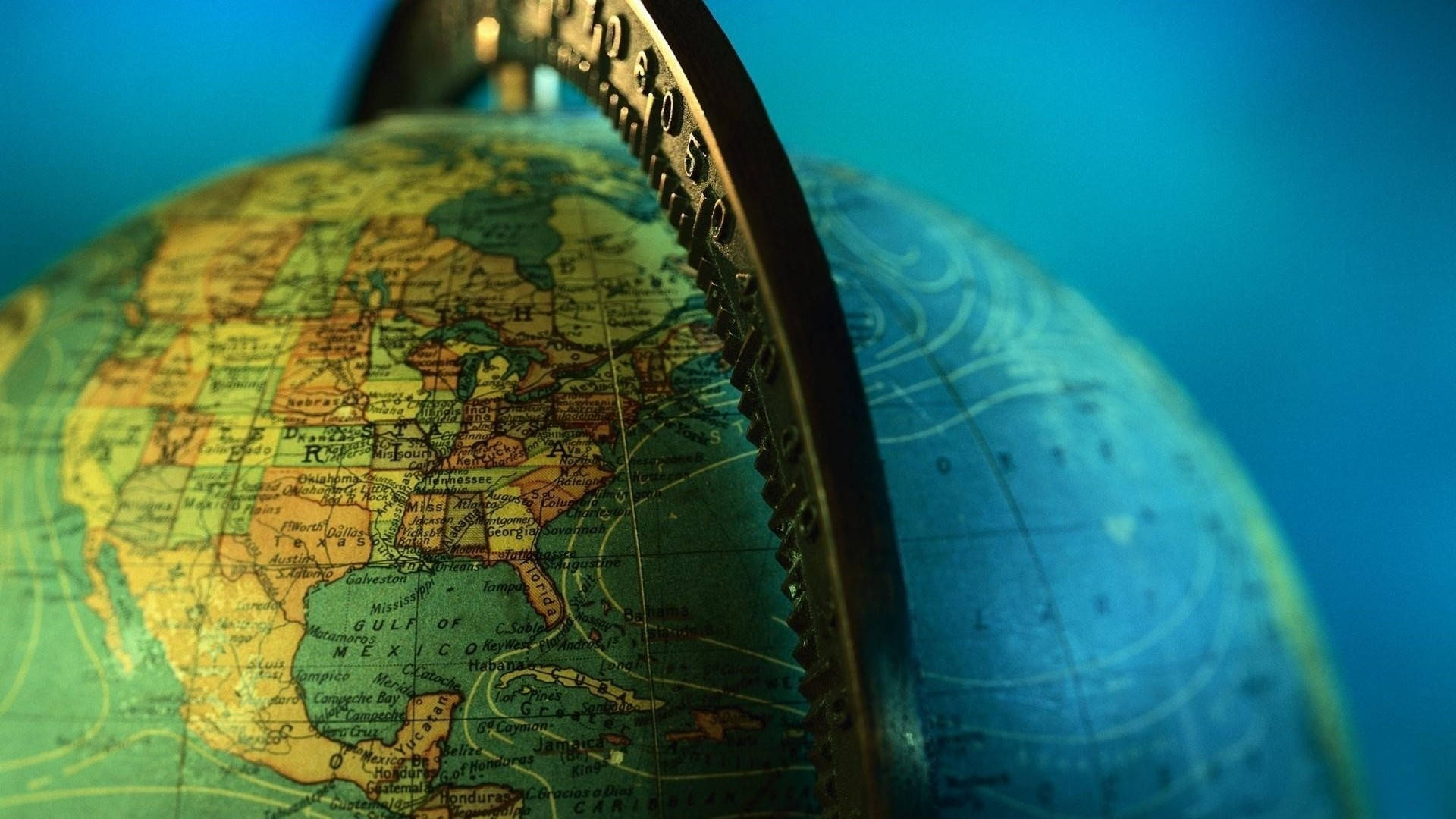 North America 桌布 壁紙 — 復古地球儀特寫，顯示北美洲，暖色調配以冷藍色背景。