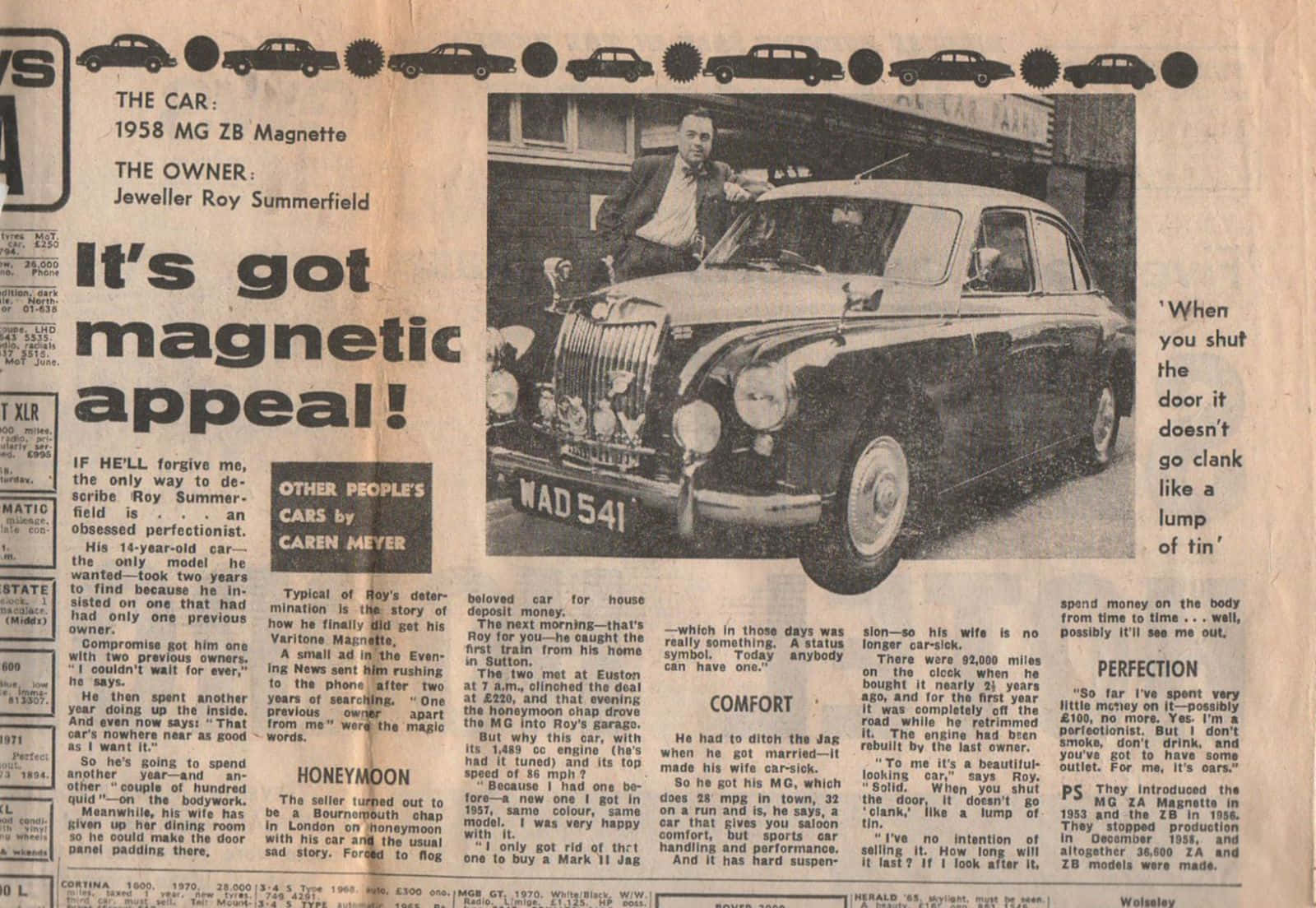 Old Newspaper 桌布 壁紙 — 復古報紙剪報展示一輛1958年MG ZB Magnette汽車，帶有粗體標題和經典字體。