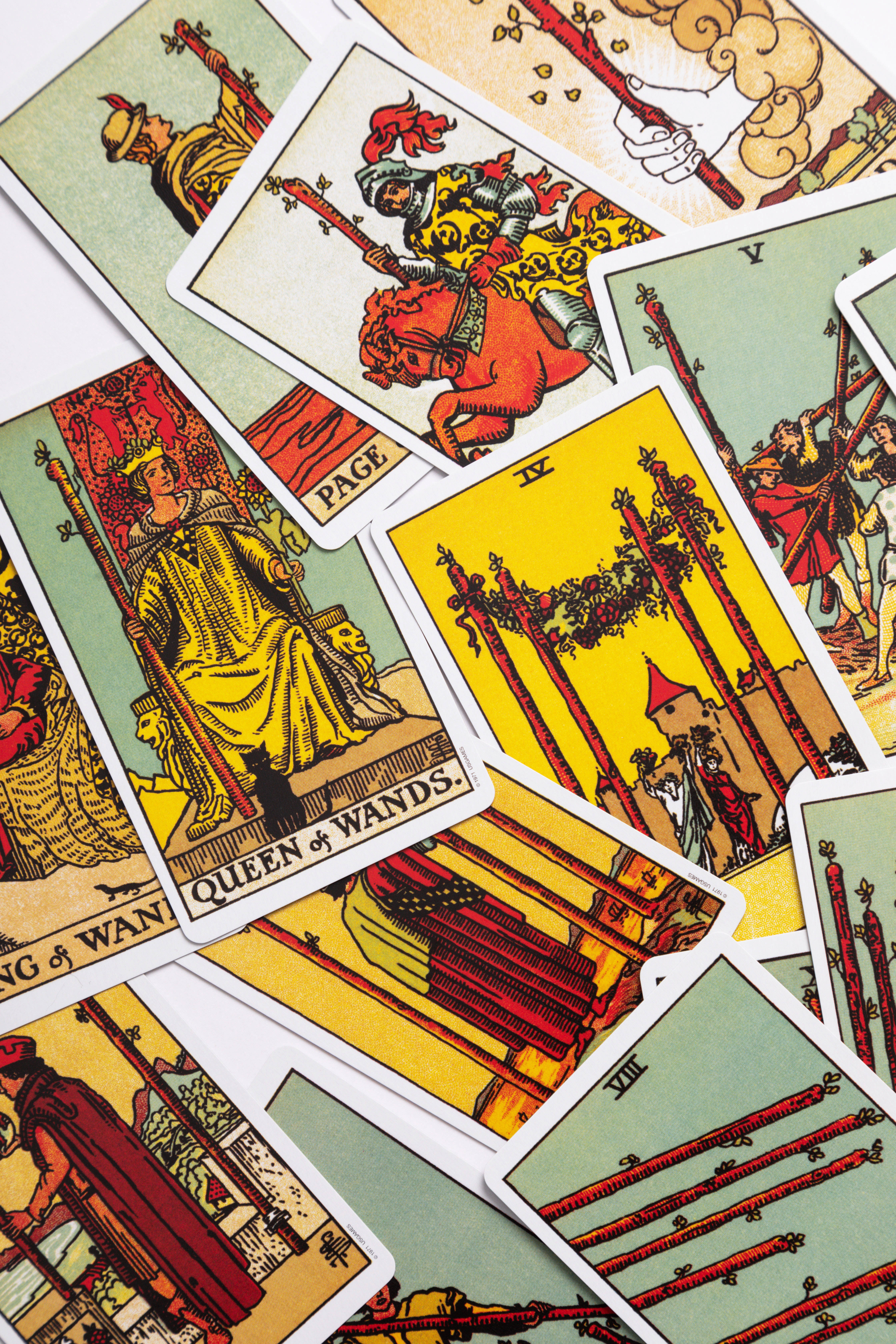 card 桌布 壁紙 — 復古塔羅牌，帶有豐富插圖的人物和大膽的紅、金、綠色調，以動態重疊的方式散落。