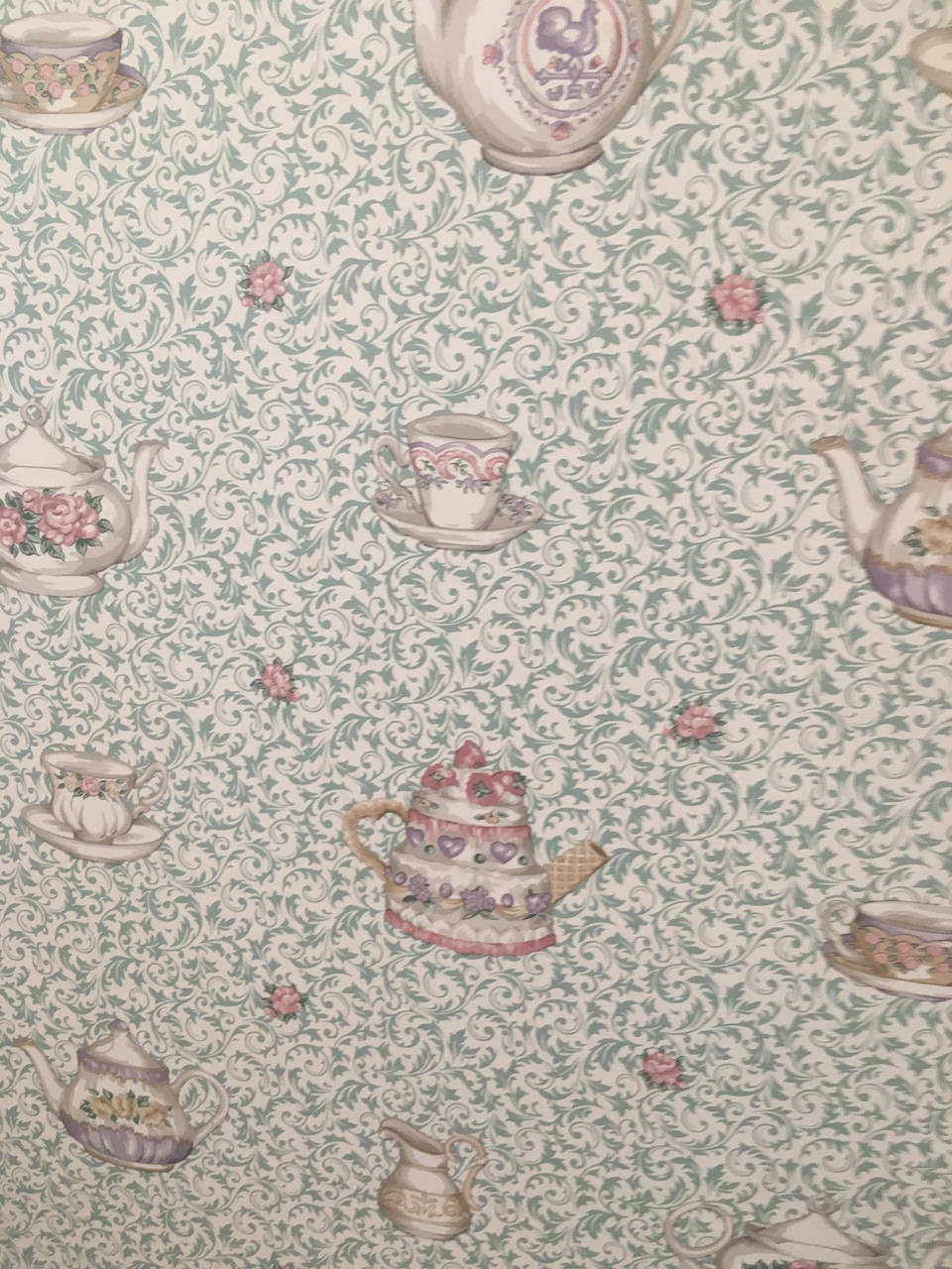 Victorian 桌布 壁紙 — 復古壁紙，飾有精緻的花卉漩渦圖案，以及散落的裝飾茶杯和茶壺，採用柔和粉彩色調。
