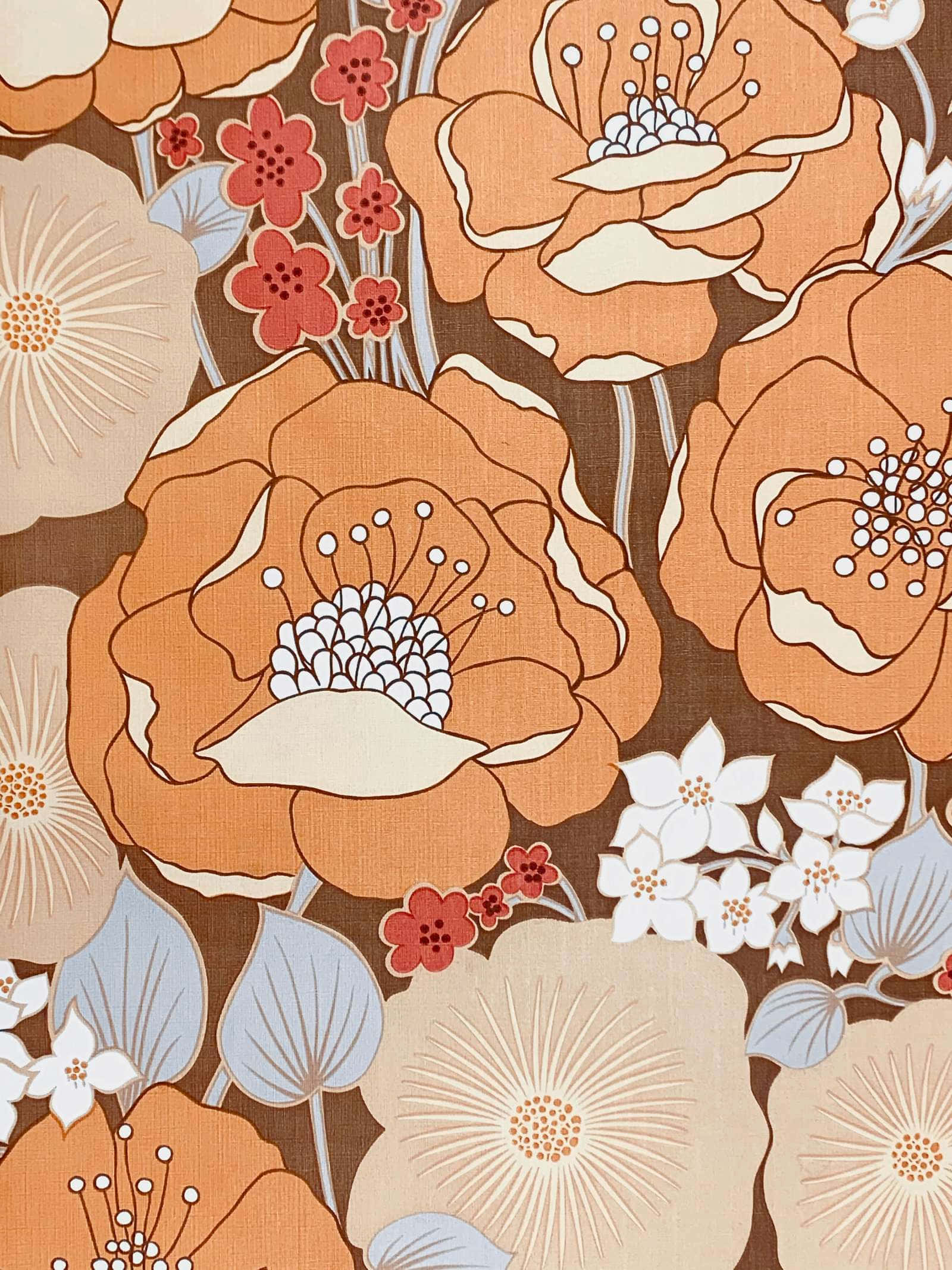 70s Floral 桌布 壁紙 — 復古壁紙圖案，以棕色背景襯托出帶白色花心的橙米色和紅色風格化花朵。