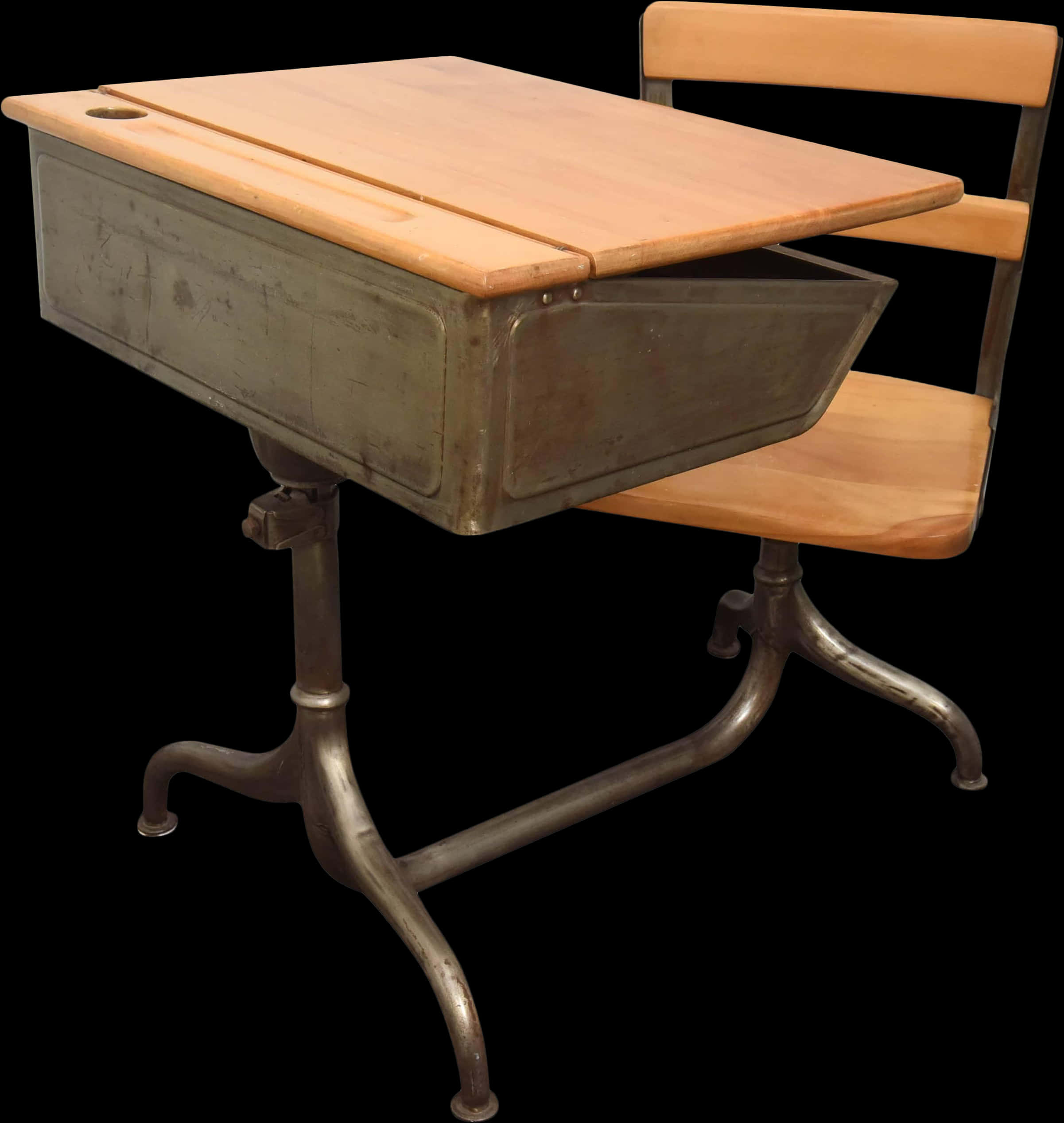 Desk 桌布 壁紙 — 復古學校書桌和椅子，木質桌面和金屬框架，黑色背景。
