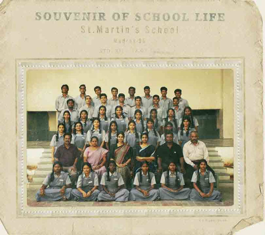 Indian 桌布 壁紙 — 復古學校照片，學生和老師穿著制服在樓梯上擺姿勢，上方有褪色文字「Souvenir of School Life」。