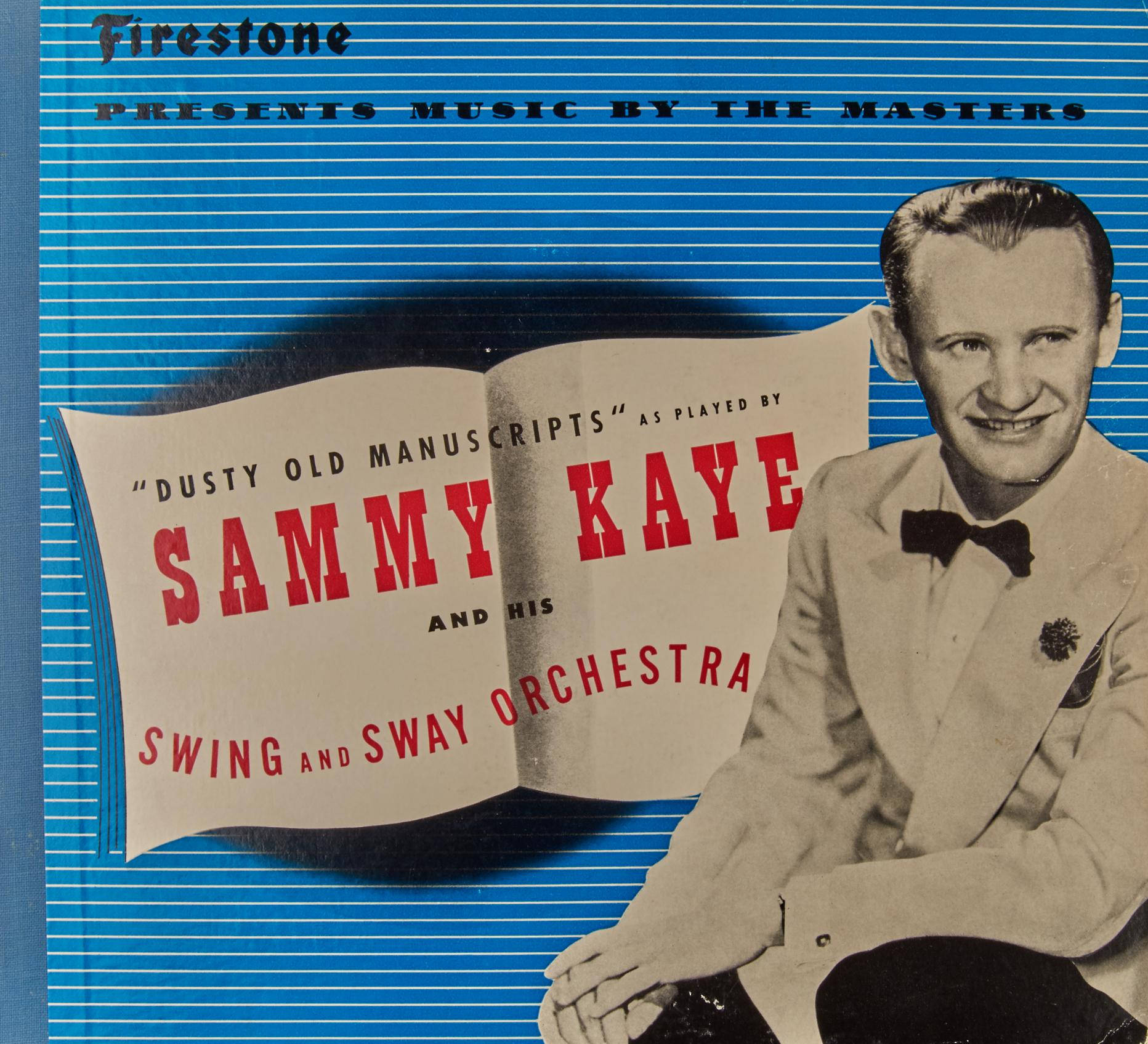 song 桌布 壁紙 — 復古專輯封面，微笑的Sammy Kaye身穿西裝，背景為藍色條紋，搭配粗體紅色字體。