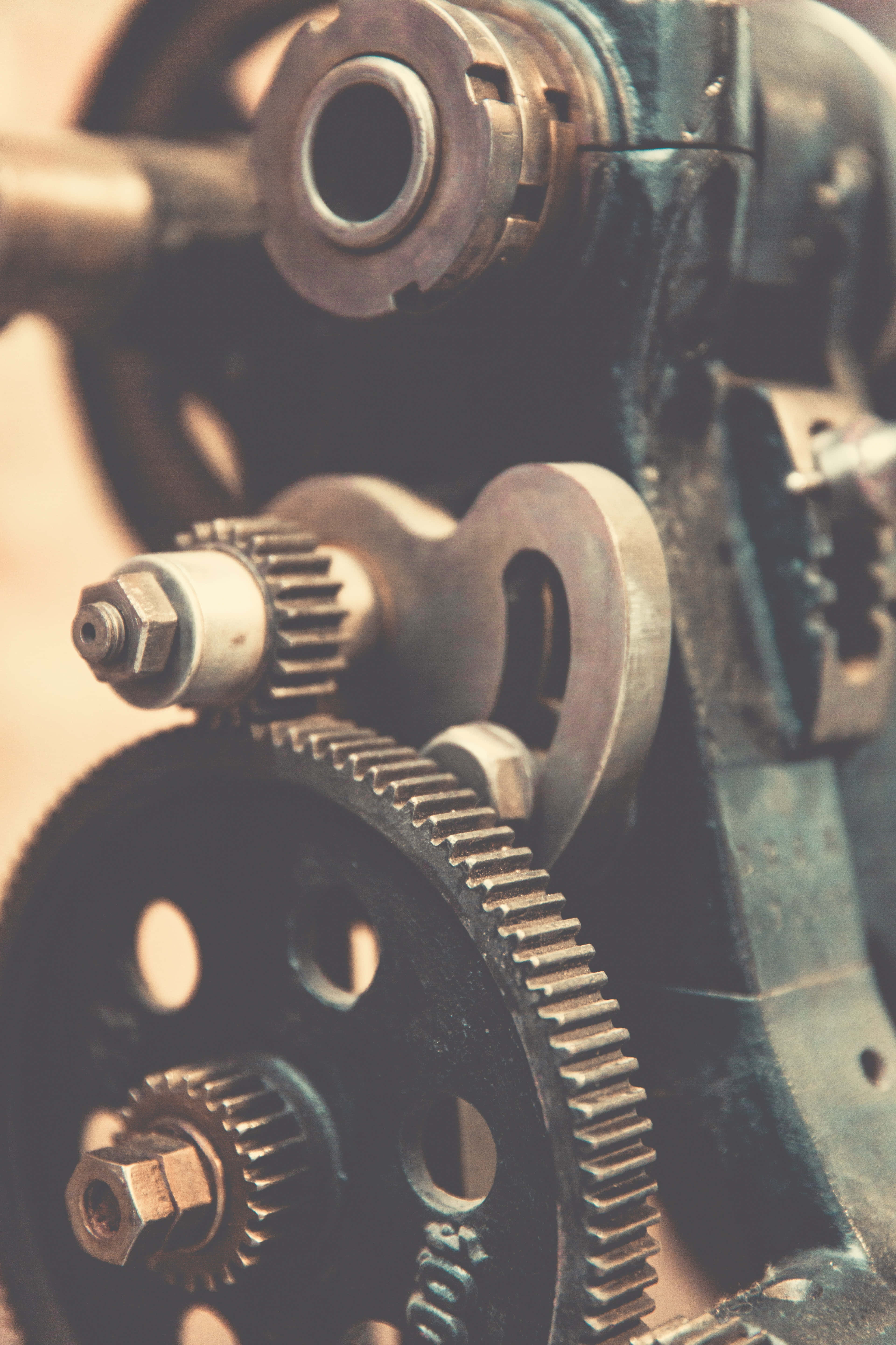 engineering 桌布 壁紙 — 復古工業齒輪和螺栓的特寫，帶有溫暖的棕褐色調和淺景深。