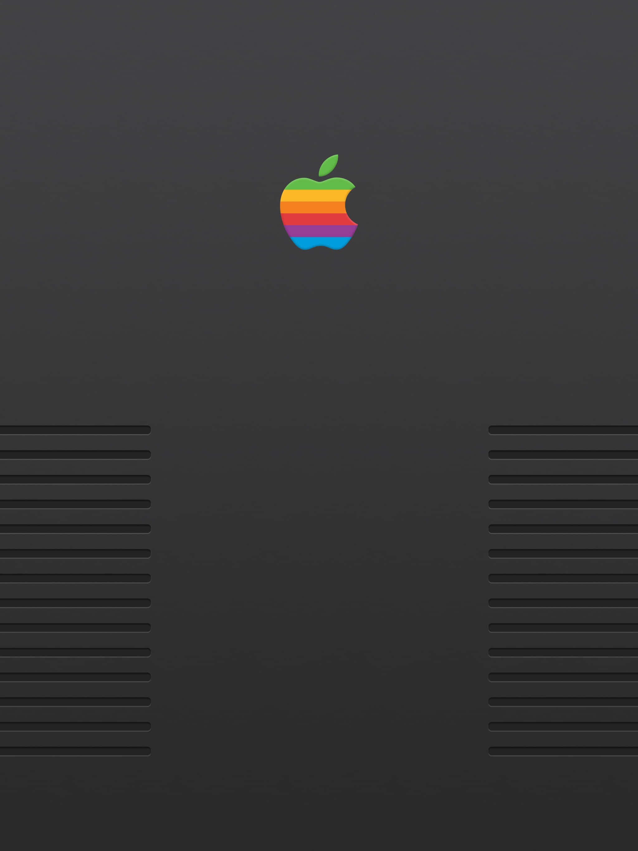 桌布 壁紙 — 復古彩虹Apple標誌居中於啞光黑色電腦機箱上，帶有對稱通風條。