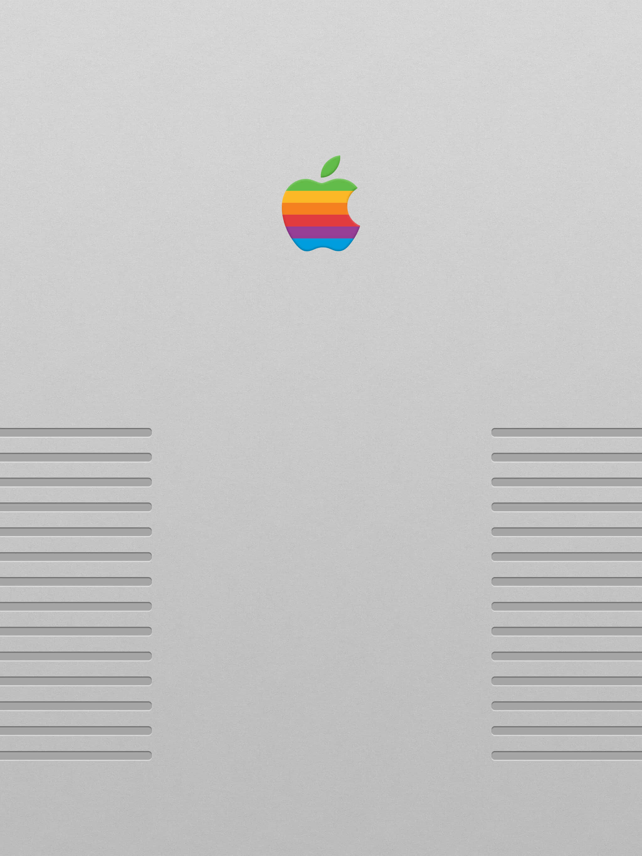 桌布 壁紙 — 復古彩虹Apple標誌居中於銀色電腦機箱上，兩側有對稱的通風條。