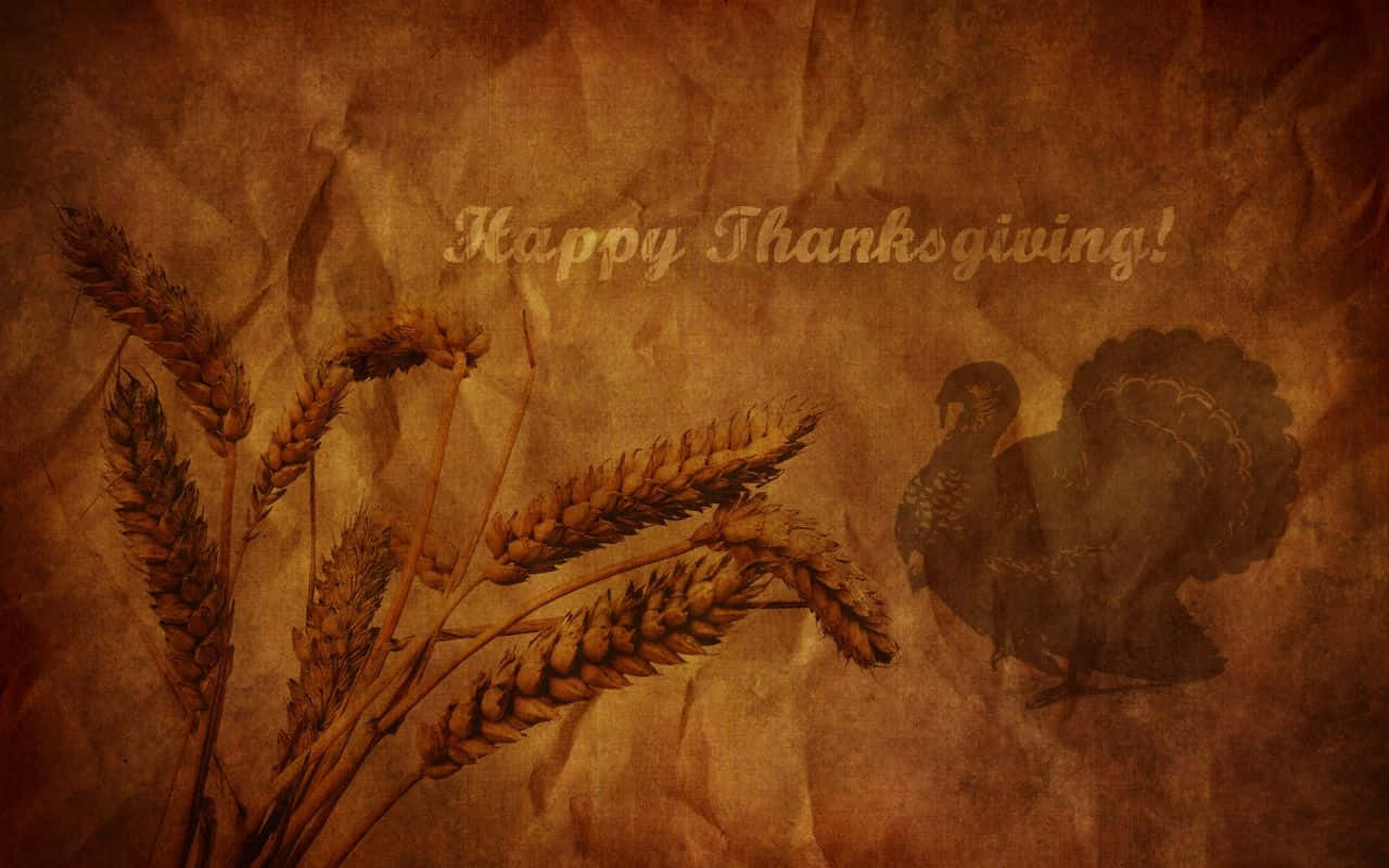 Happy Thanksgiving 桌布 壁紙 — 復古感恩節桌布，帶有小麥莖和火雞剪影，背景為皺巴巴的羊皮紙。