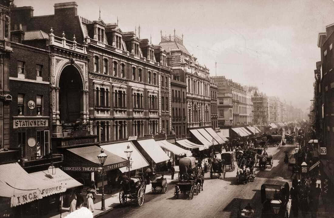 Old Times 桌布 壁紙 — 復古懷舊的棕褐色街景，裝飾華麗的建築物、馬車和行人熙熙攘攘地沿著歷史悠久的城市大道。