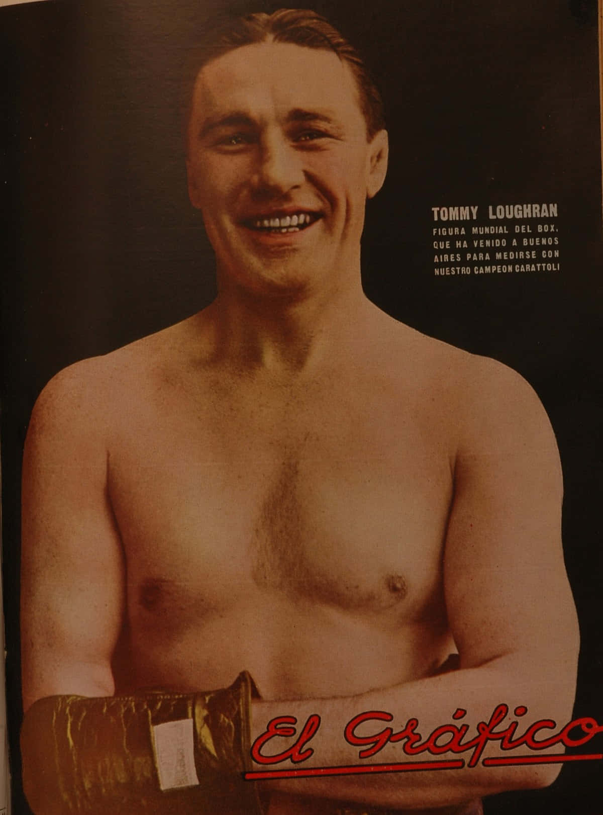 雜誌 桌布 壁紙 — 復古懷舊色調的拳擊手Tommy Loughran微笑肖像，戴著拳擊手套，深色背景上有西班牙文字。
