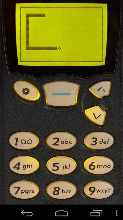 Snake Game 桌布 壁紙 — 復古手機特寫，其亮黃色螢幕上顯示像素遊戲。