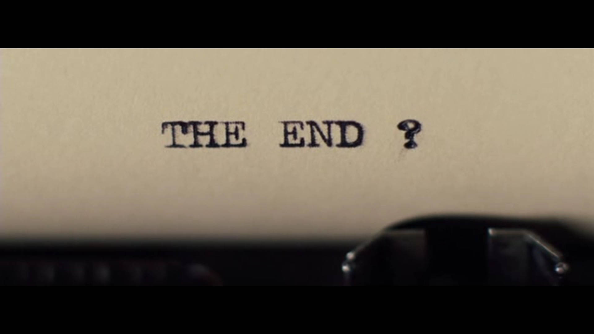 Sherlock Holmes 桌布 壁紙 — 復古打字機的特寫，奶油色紙上打有「THE END ?」，質疑結局。