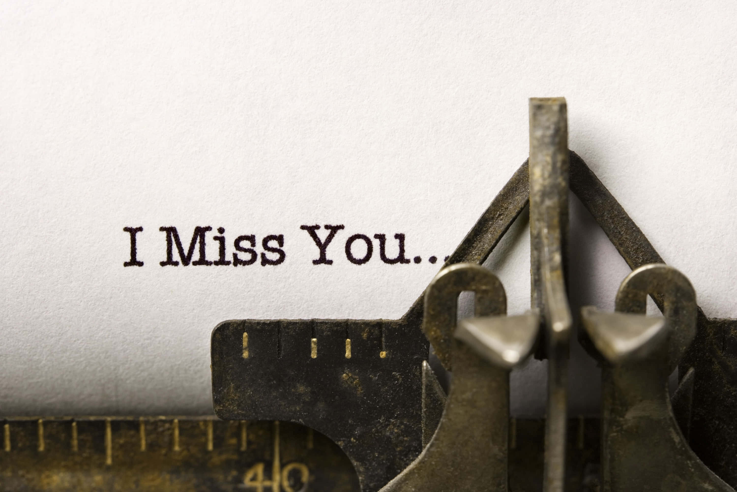 我想你 桌布 壁紙 — 復古打字機的特寫，白色紙上打有「I Miss You...」字樣。