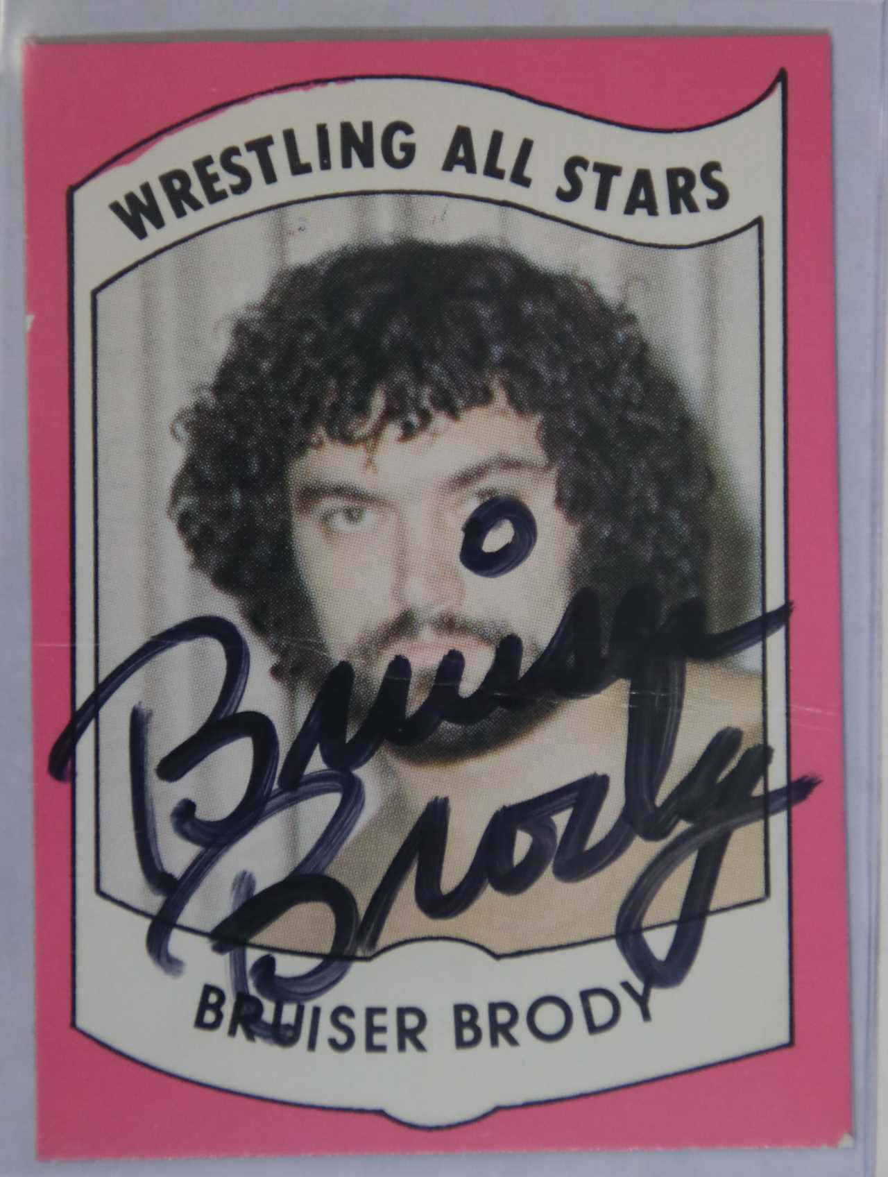 superstar 桌布 壁紙 — 復古摔角收藏卡， featuring Bruiser Brody 捲髮及簽名，粉紅色邊框。
