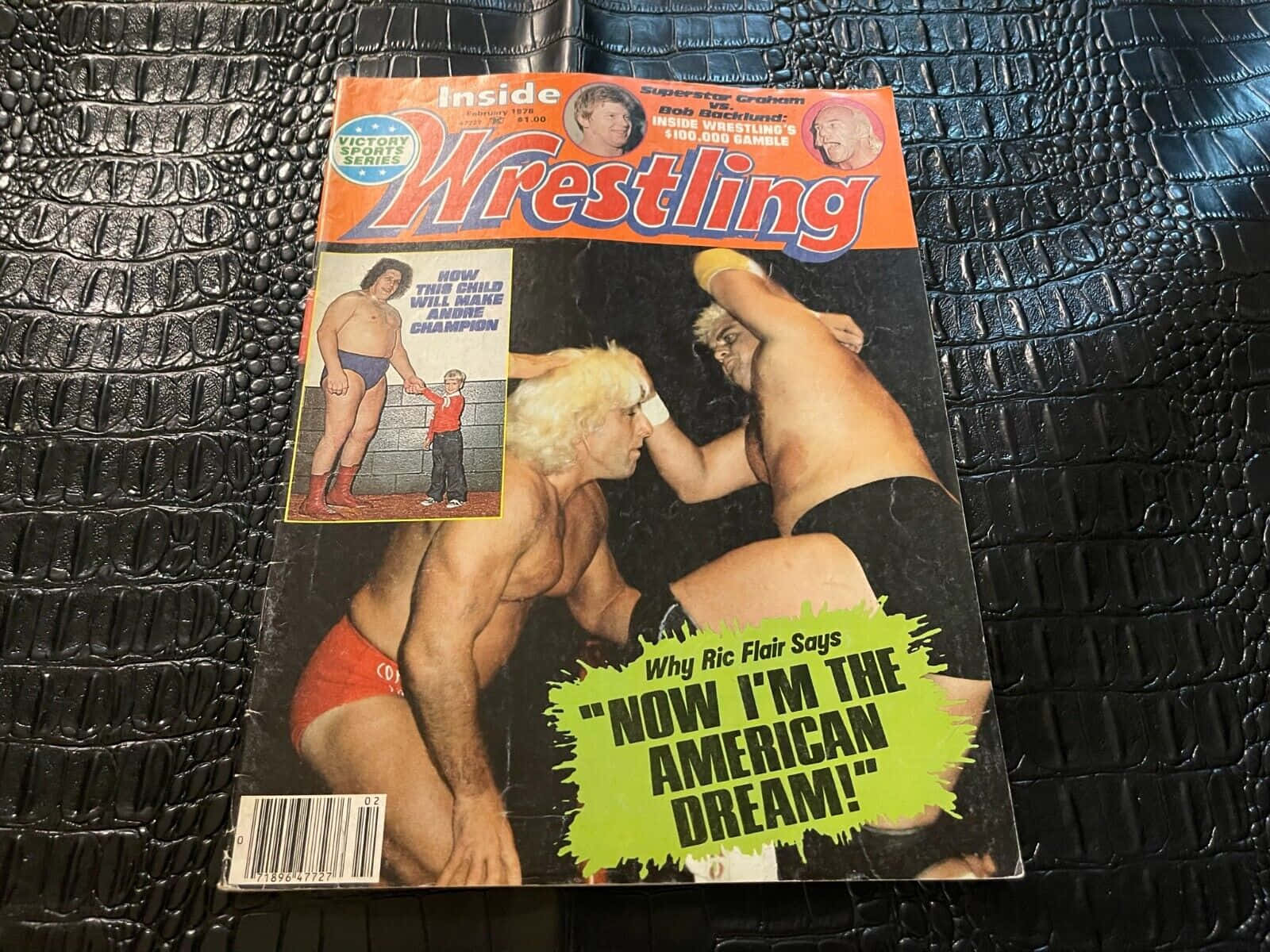 雜誌 桌布 壁紙 — 復古摔角雜誌封面， featuring Ric Flair 與另一位摔角手對戰，放置於黑色鱷魚紋表面上。