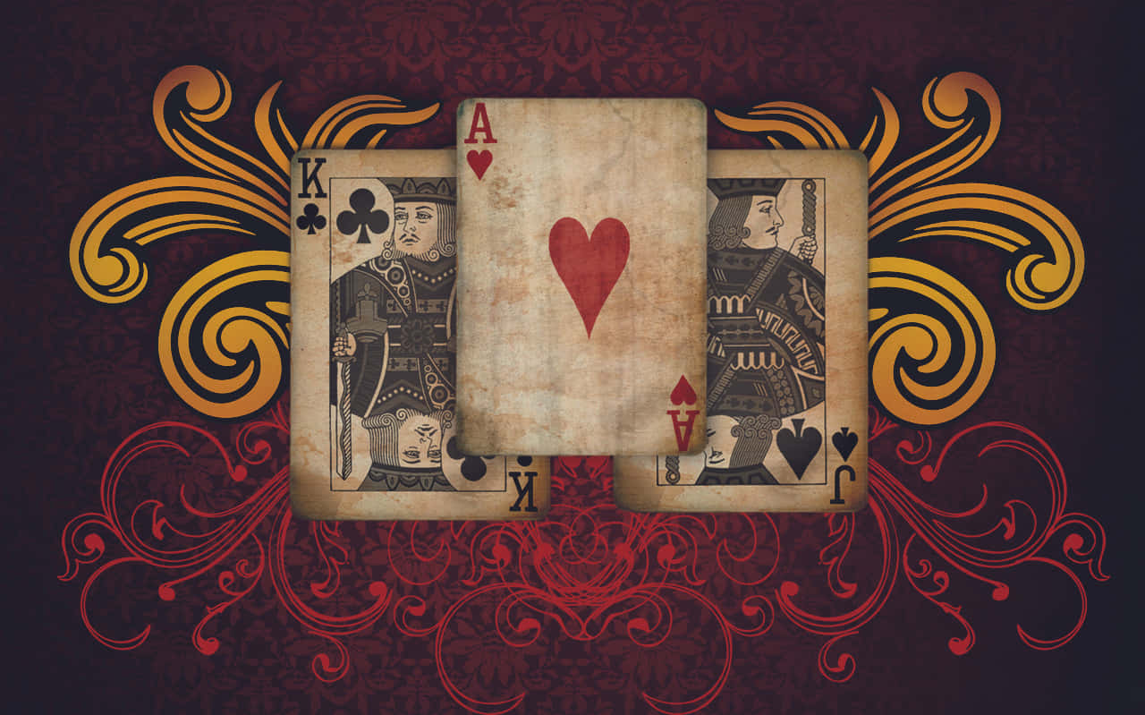 Card Games 桌布 壁紙 — 復古撲克牌，紅心Ace兩旁是國王和王后，在深色錦緞背景上有華麗的金色和紅色漩渦紋。