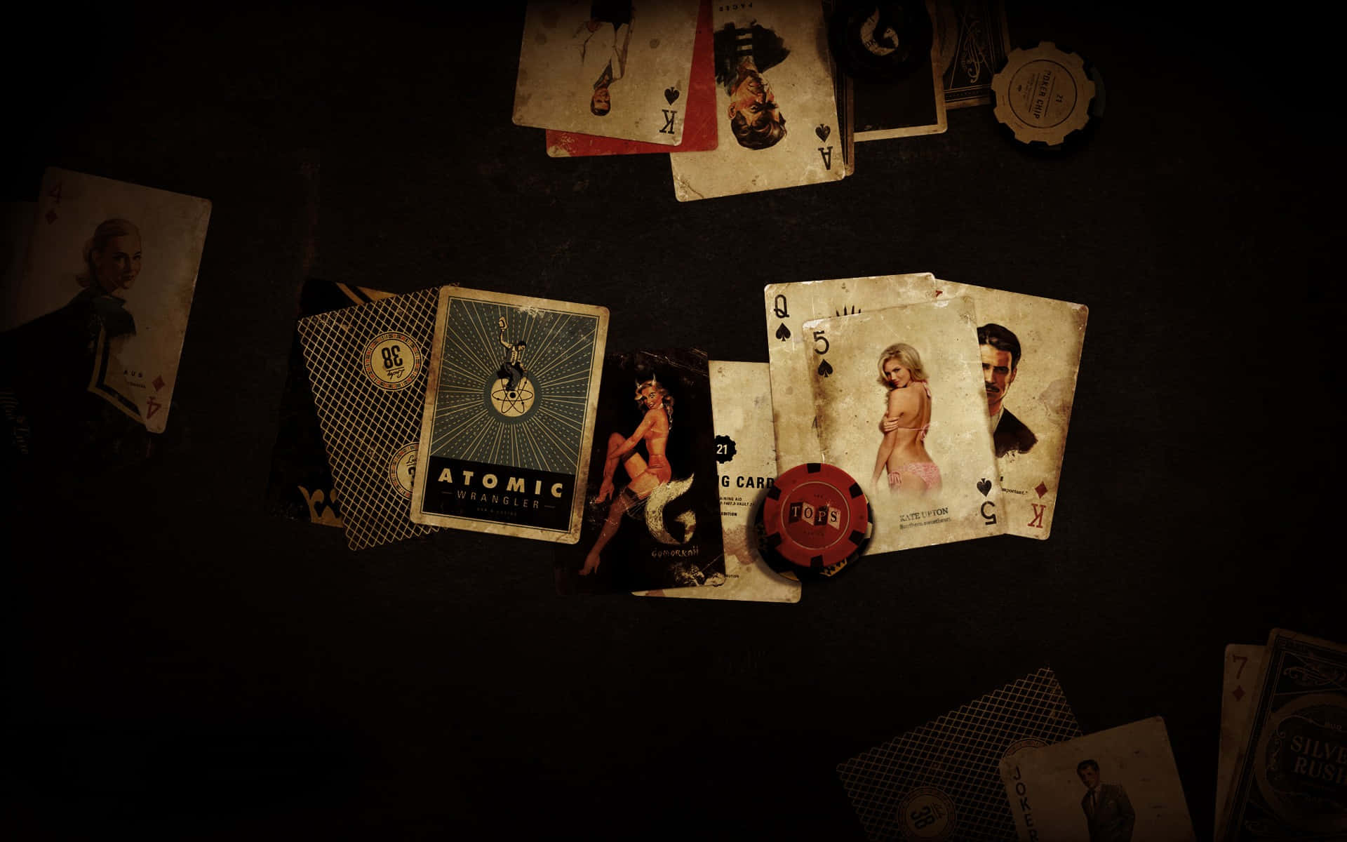 Fallout Nv 桌布 壁紙 — 復古撲克牌和籌碼散落在黑暗的表面上，在戲劇性的低光下。
