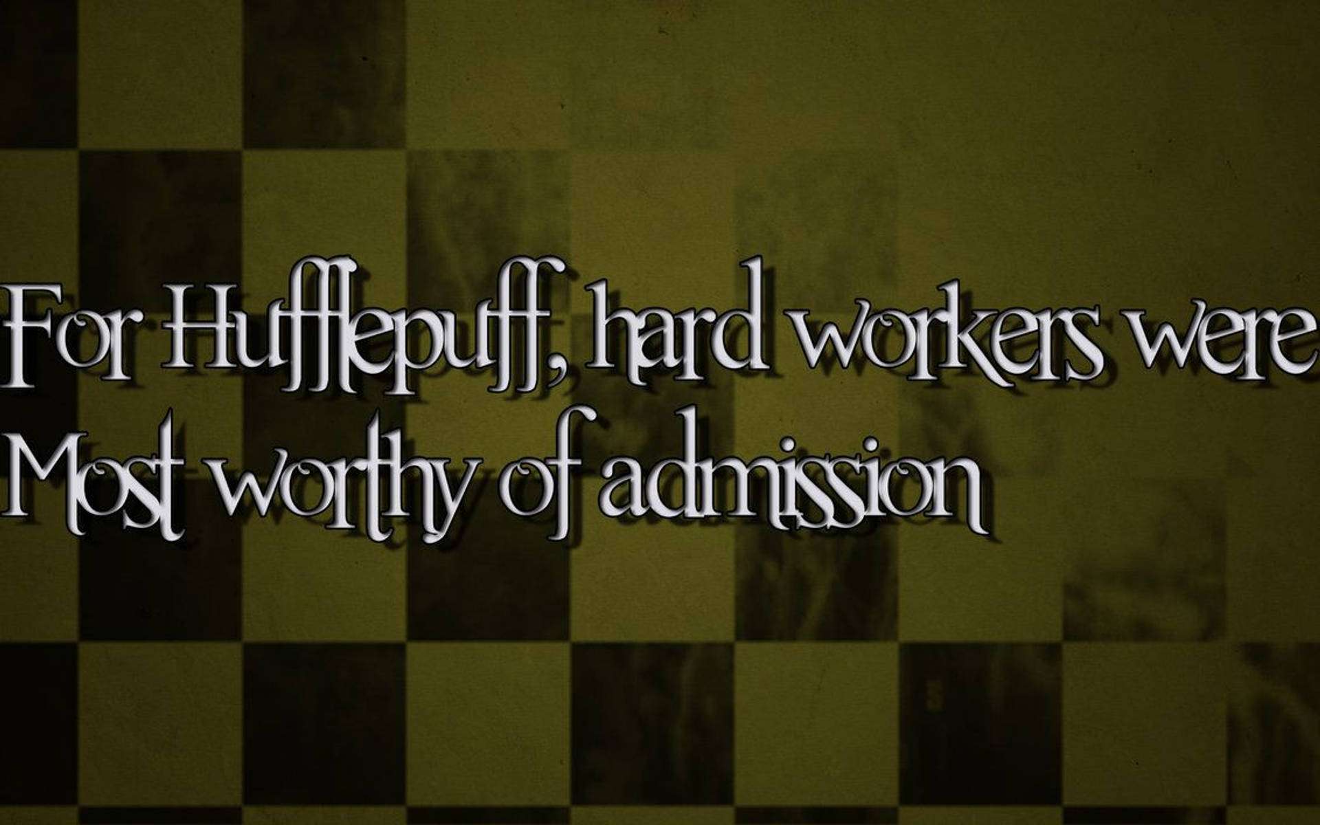 赫夫帕夫 桌布 壁紙 — 復古文字疊加顯示 'For Hufflepuff hard workers were most worthy of admission' 在格子橄欖色和深棕色背景上。