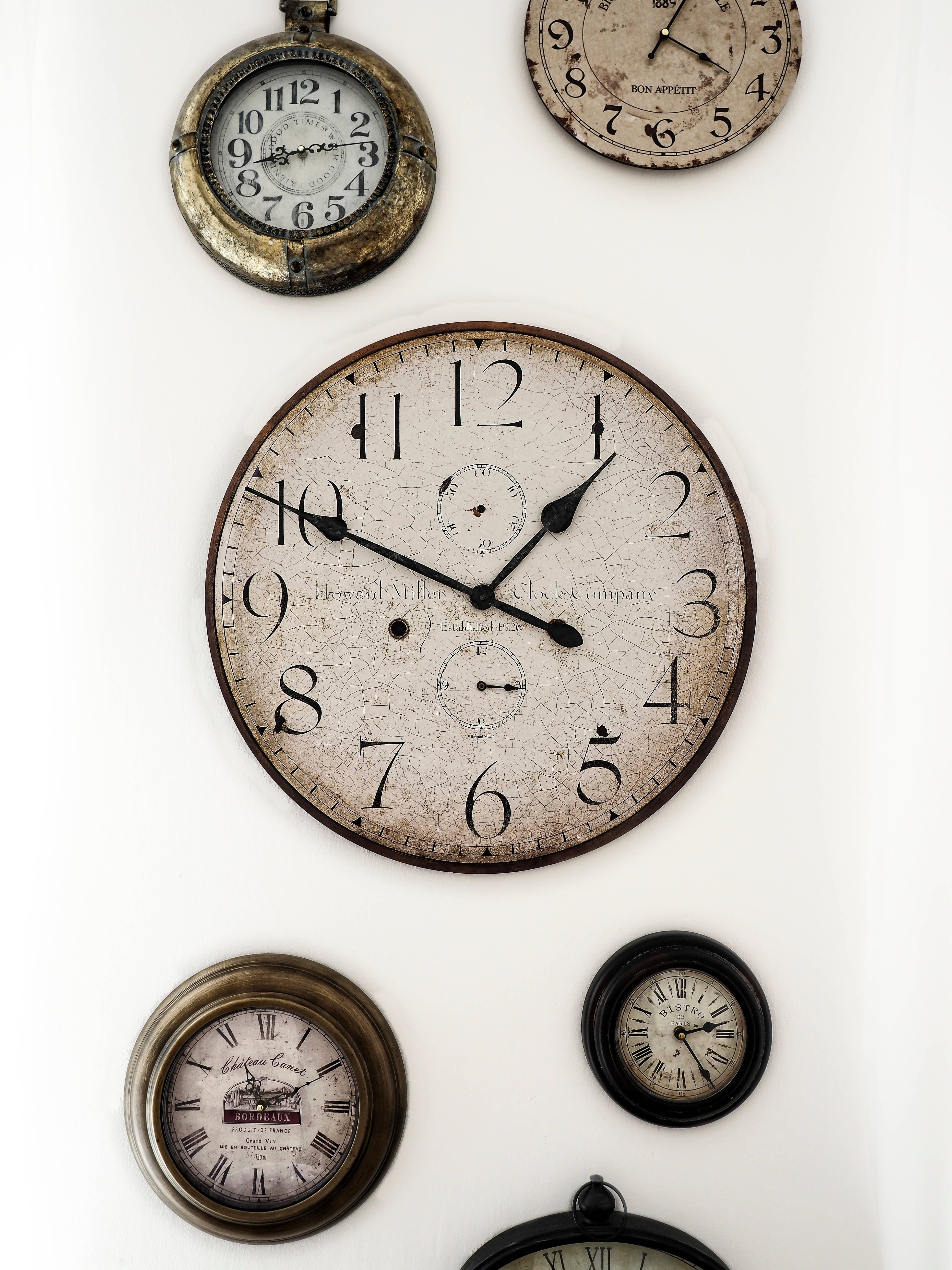 Clock 桌布 壁紙 — 復古時鐘帶有裂紋錶面和華麗框架，掛在純白牆上的精選畫廊中。