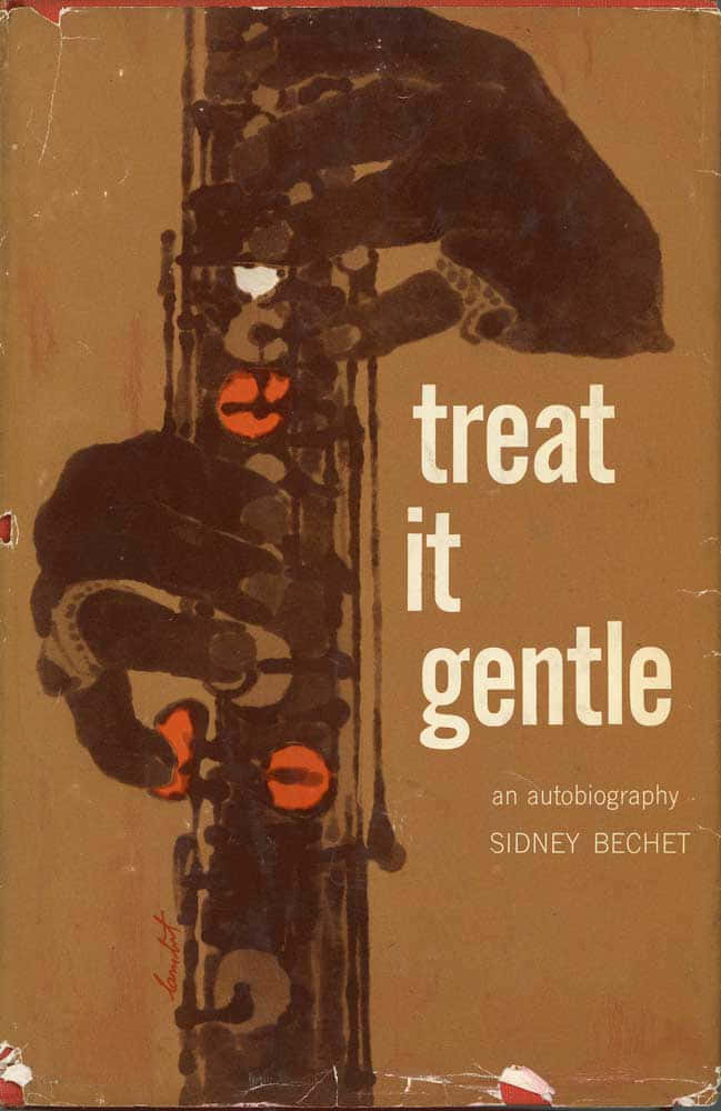 Book Cover 桌布 壁紙 — 復古書封，以棕色背景搭配粗體白色文字，並帶有風格化的薩克斯風插圖。