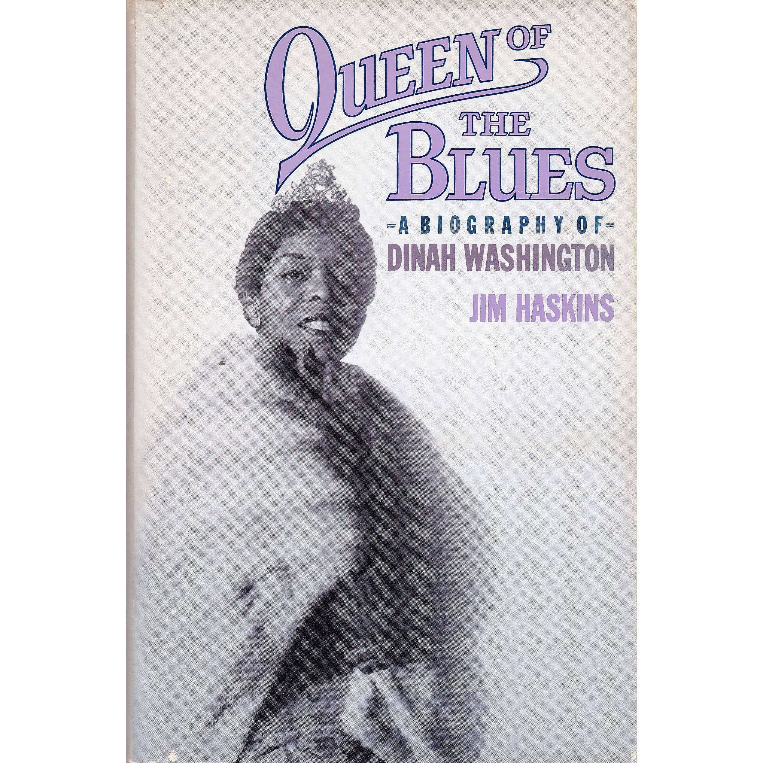 icon 桌布 壁紙 — 復古書封面 featuring Dinah Washington 穿著毛皮披肩和頭飾，紫色字體宣稱她為「Queen of the Blues」。