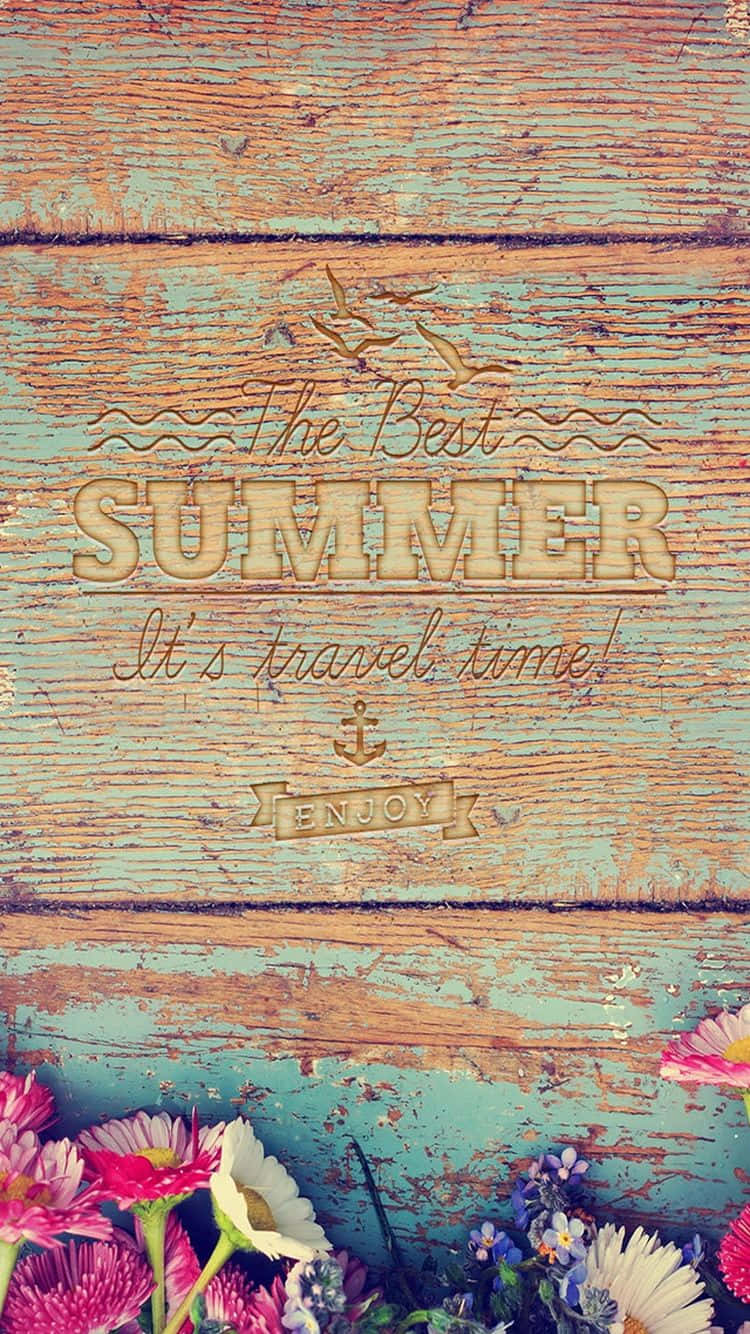 夏天 桌布 壁紙 — 復古木牌，上面有「The Best Summer」字樣和花卉佈置，位於風化的藍綠色木板上。