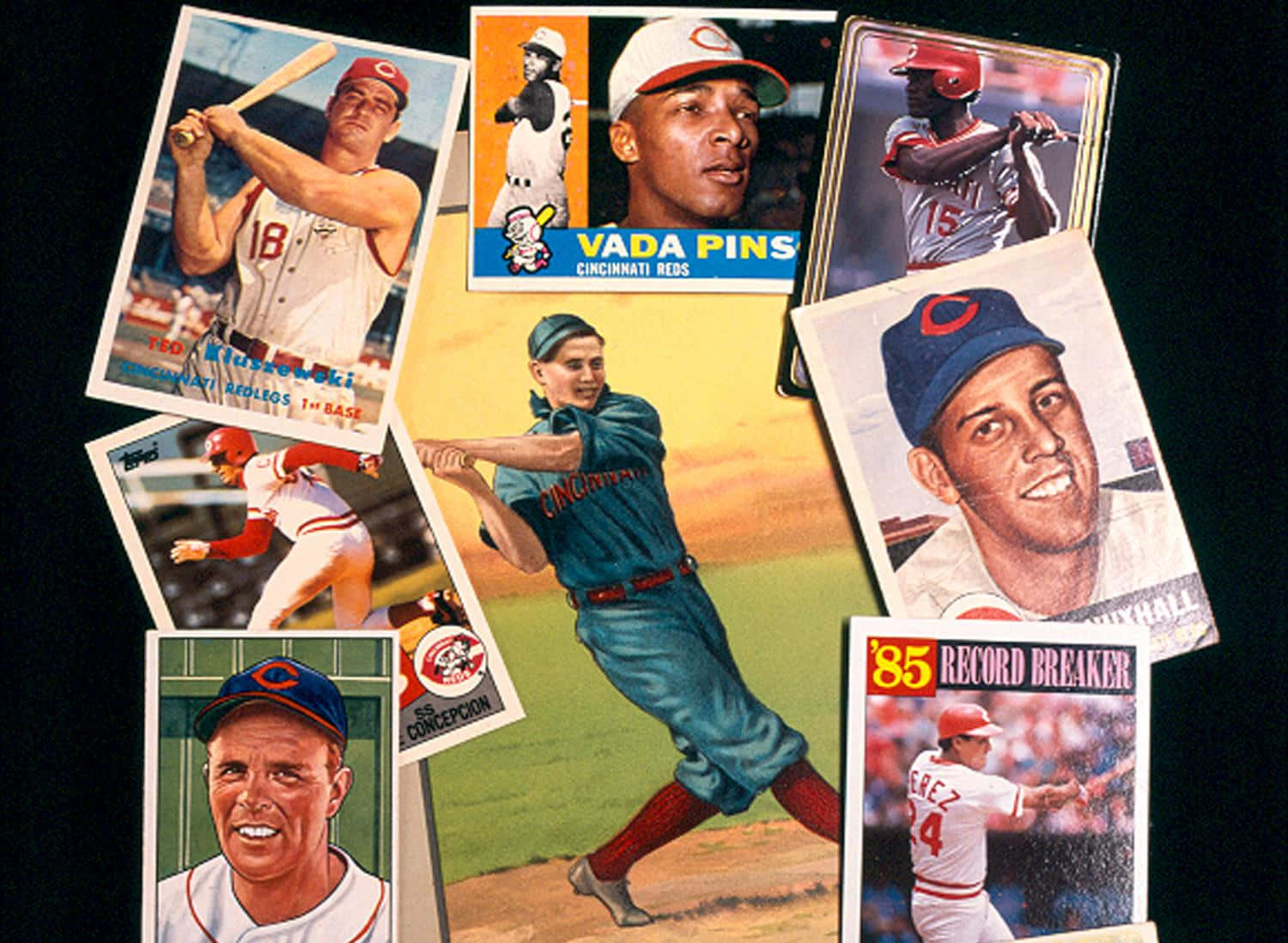 Baseball Cards 桌布 壁紙 — 復古棒球交易卡和一幅打者在動作中的復古插圖散落在深色背景上。