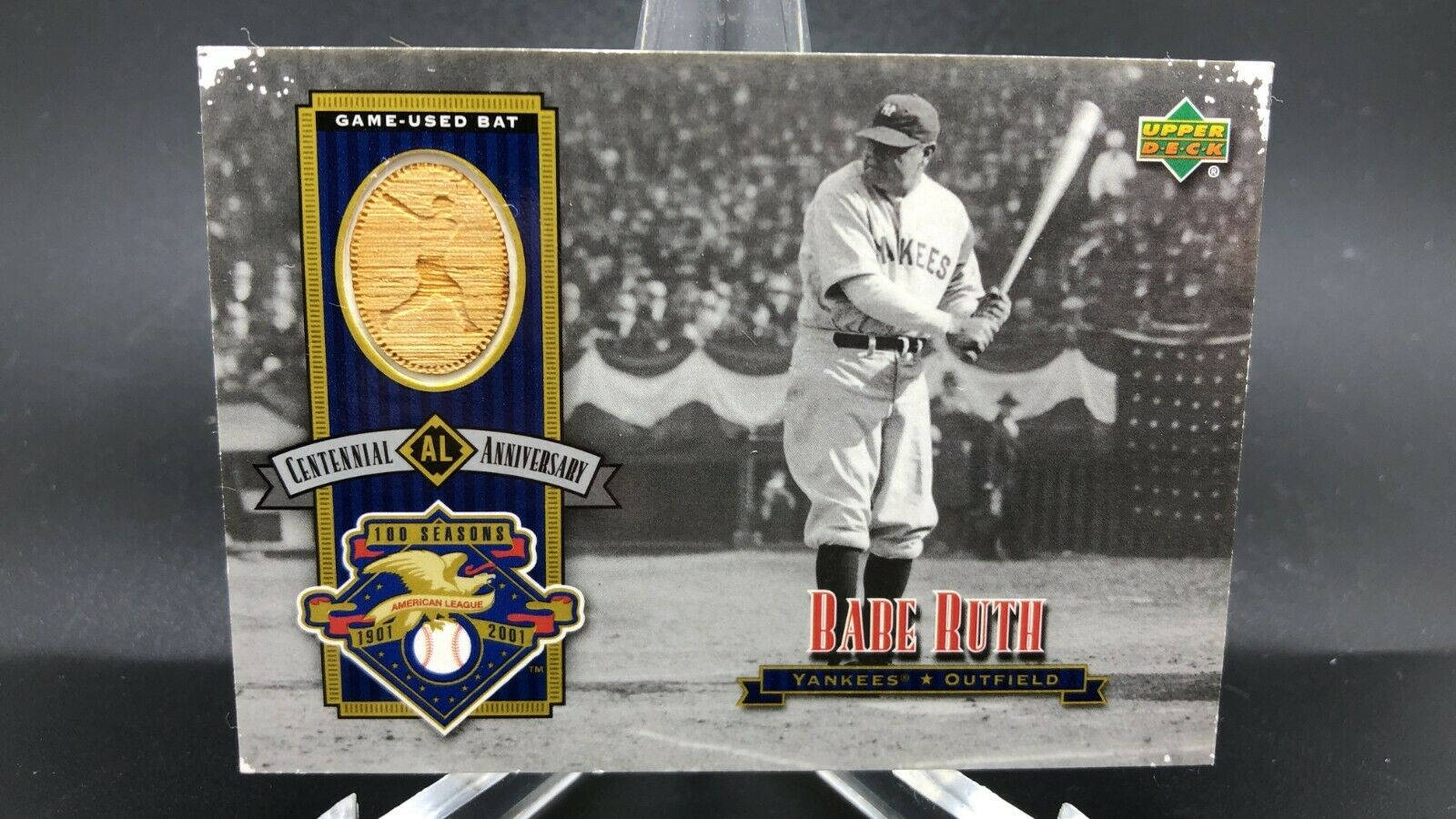 Babe 桌布 壁紙 — 復古棒球卡， featuring Babe Ruth 身穿洋基隊制服，手持球棒，附有比賽用球棒插入片和 AL 百年標誌。