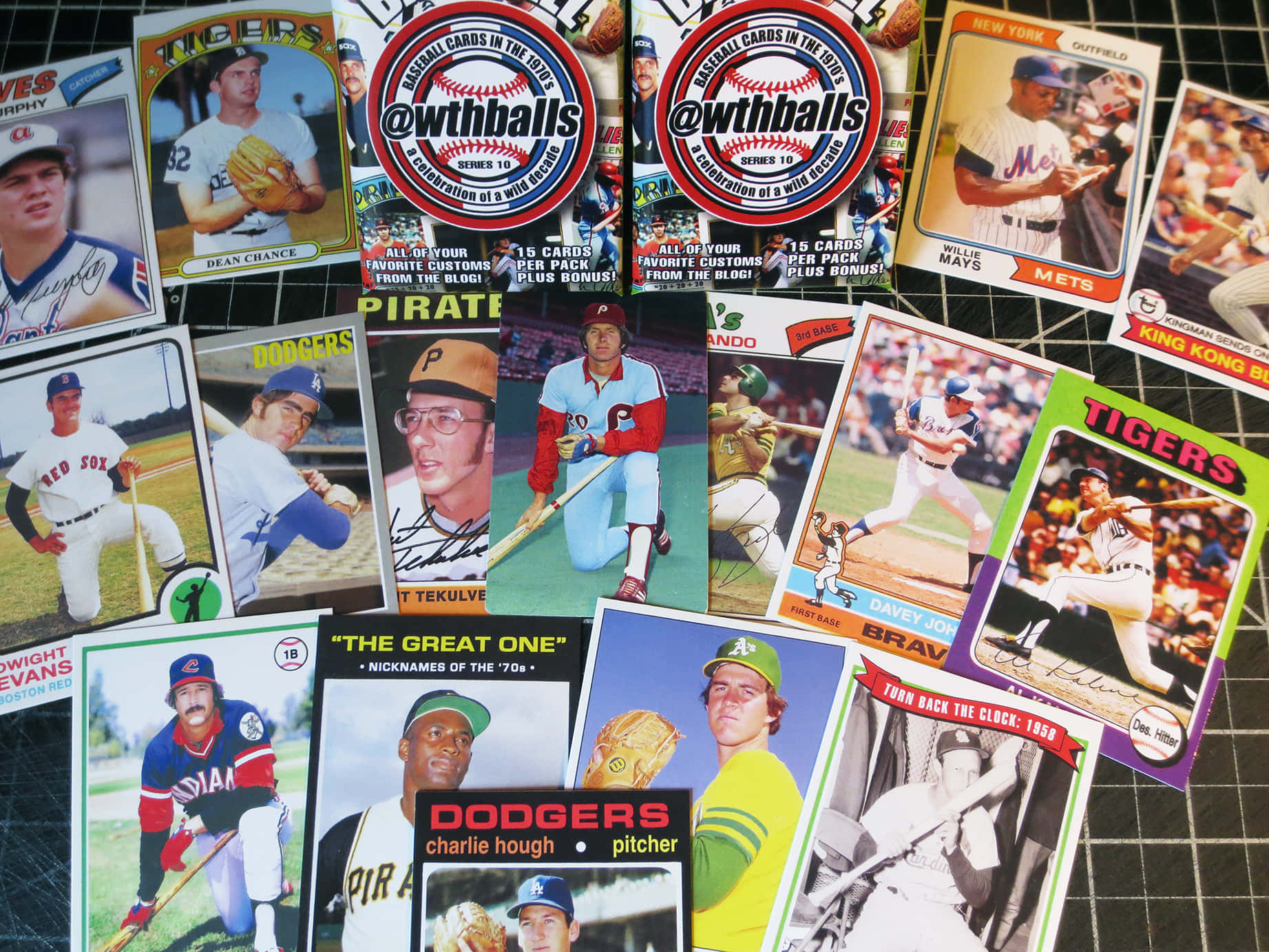 Baseball Cards 桌布 壁紙 — 復古棒球卡散落在網格圖案表面上，展示經典球員和球隊標誌。