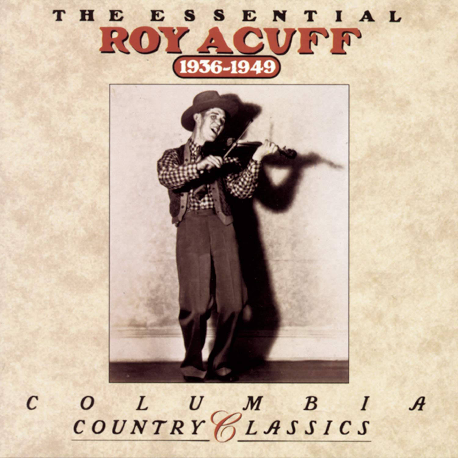 Singer 桌布 壁紙 — 復古棕褐色調照片，Roy Acuff 在工作室中愉快地拉小提琴，帶有戲劇性的陰影。