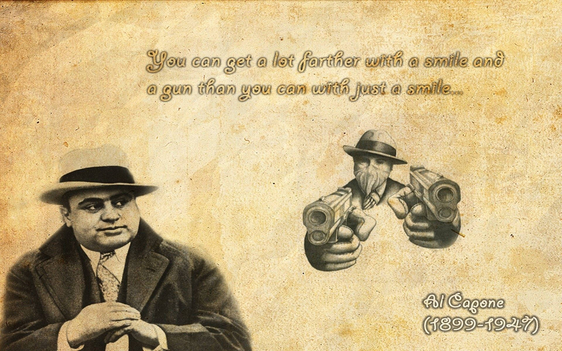 Capone 桌布 壁紙 — 復古棕褐色調的阿爾·卡彭肖像，附有引言及插圖版雙槍造型，背景為舊紙質感。