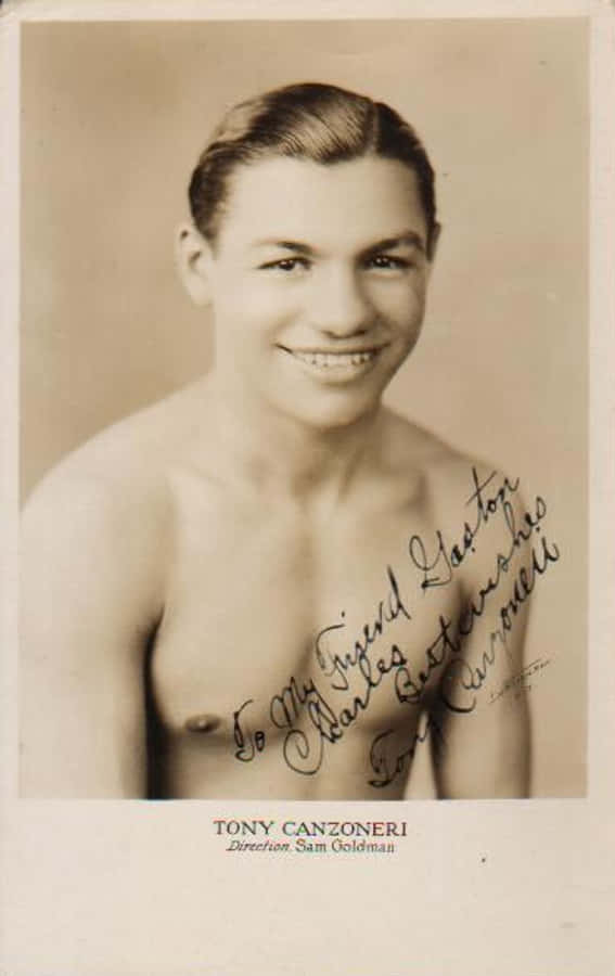 Boxing 桌布 壁紙 — 復古棕褐色調肖像，一名微笑的赤膊男子，胸前有手寫題字。