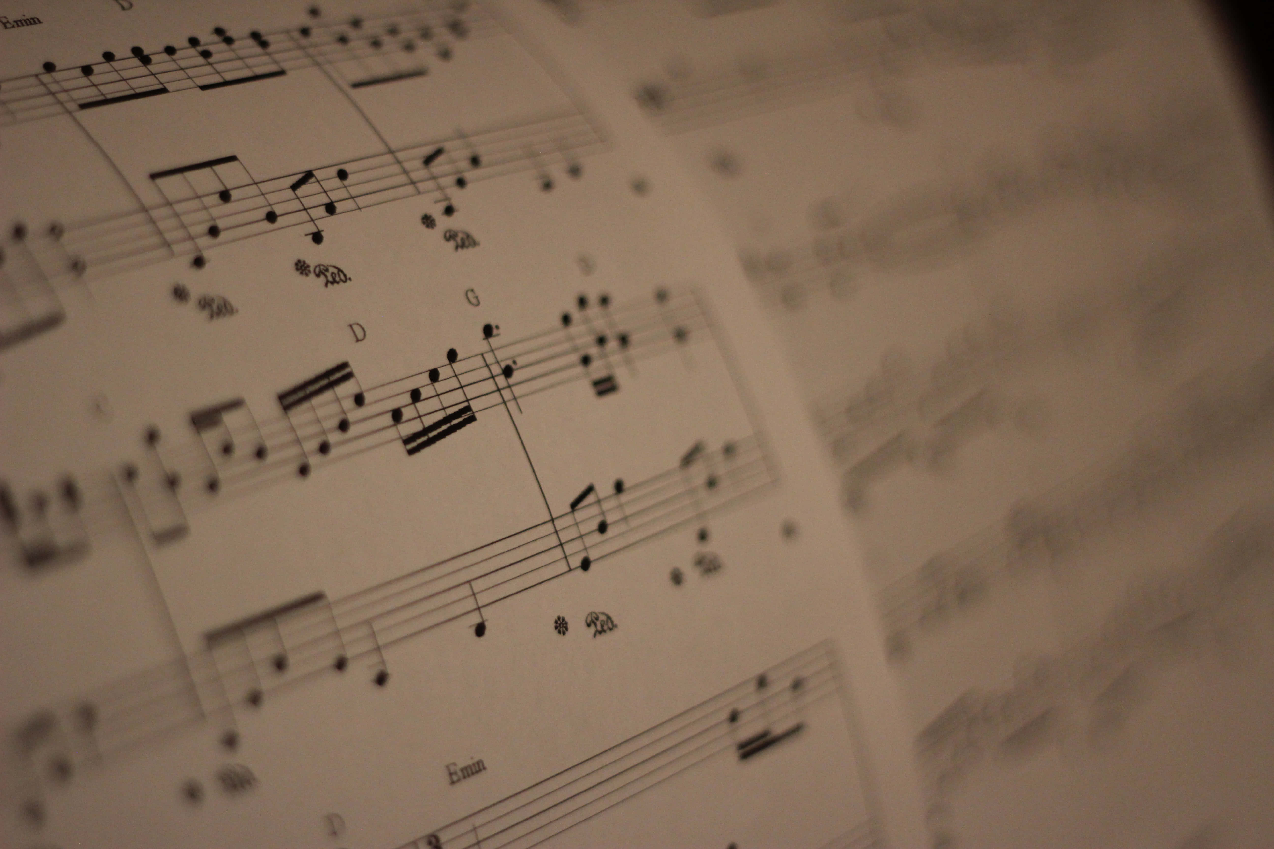 Music Notes 桌布 壁紙 — 復古樂譜特寫，帶有手寫音符和音樂符號，呈現溫暖的懷舊色調。